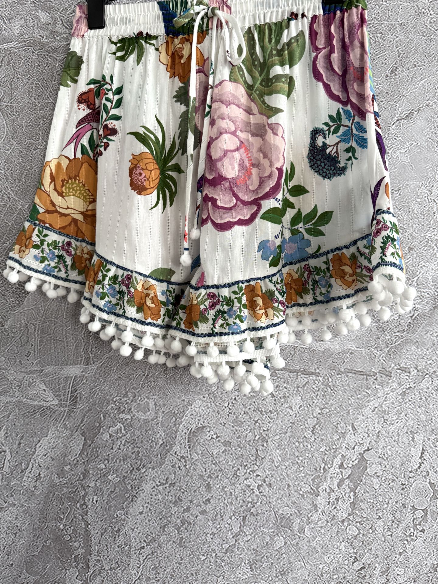 现货‼️‼️/毛球结饰短裤✨明媚花卉印花，裤腿一圈还接了一层定位花，有些细节哪怕不被察觉，本身也有它的意