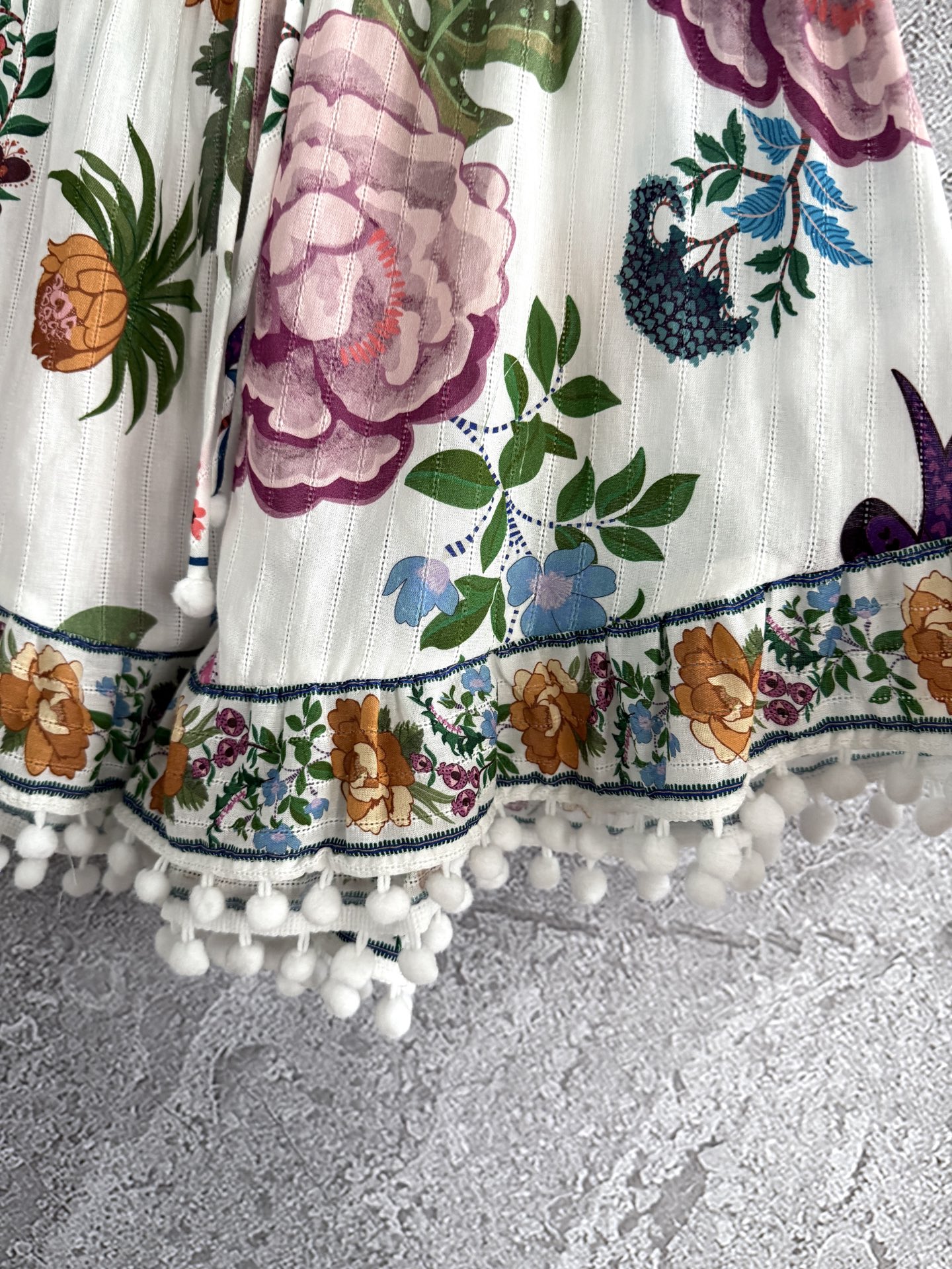 现货‼️‼️/毛球结饰短裤✨明媚花卉印花，裤腿一圈还接了一层定位花，有些细节哪怕不被察觉，本身也有它的意