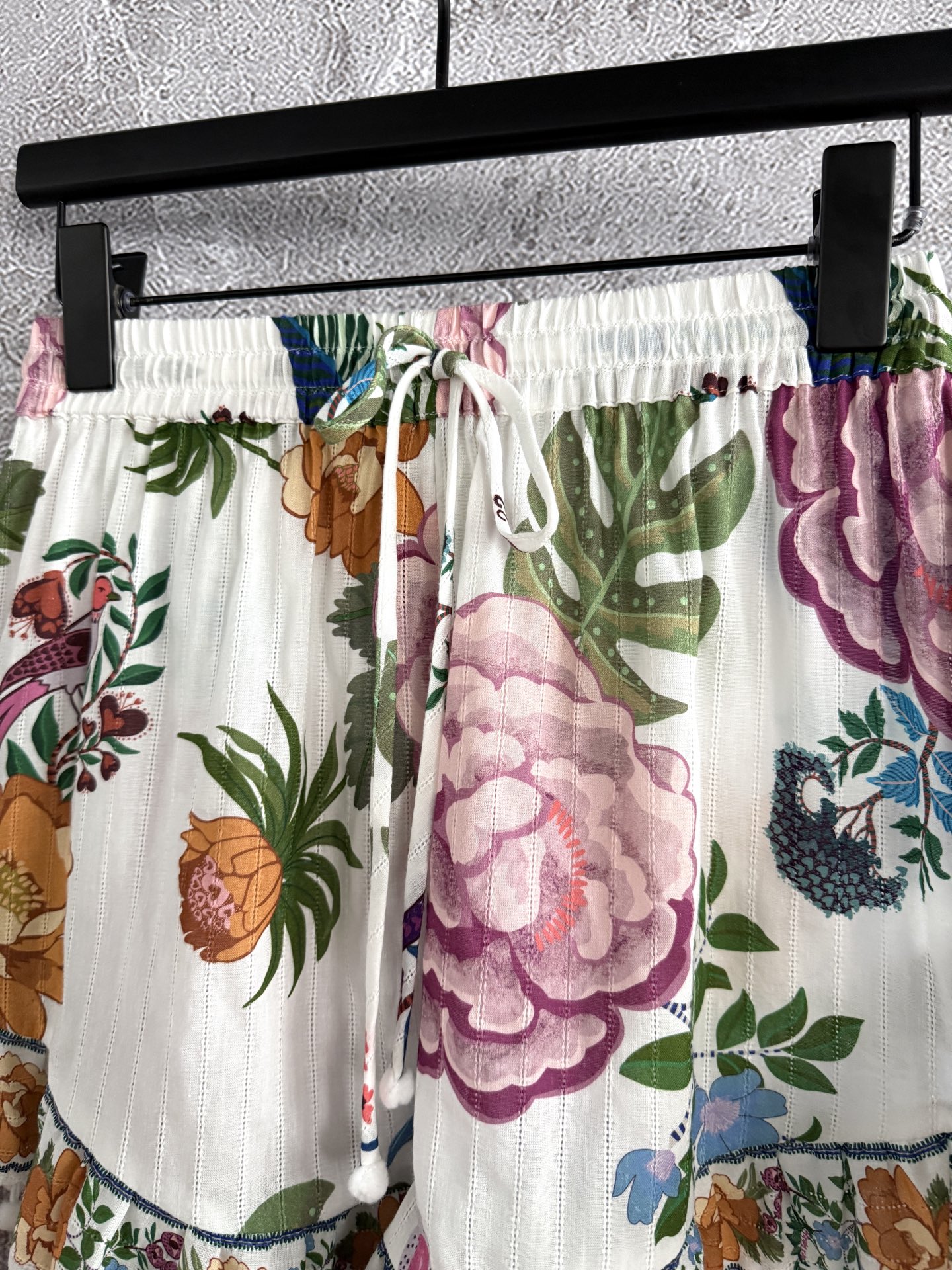 现货‼️‼️/毛球结饰短裤✨明媚花卉印花，裤腿一圈还接了一层定位花，有些细节哪怕不被察觉，本身也有它的意