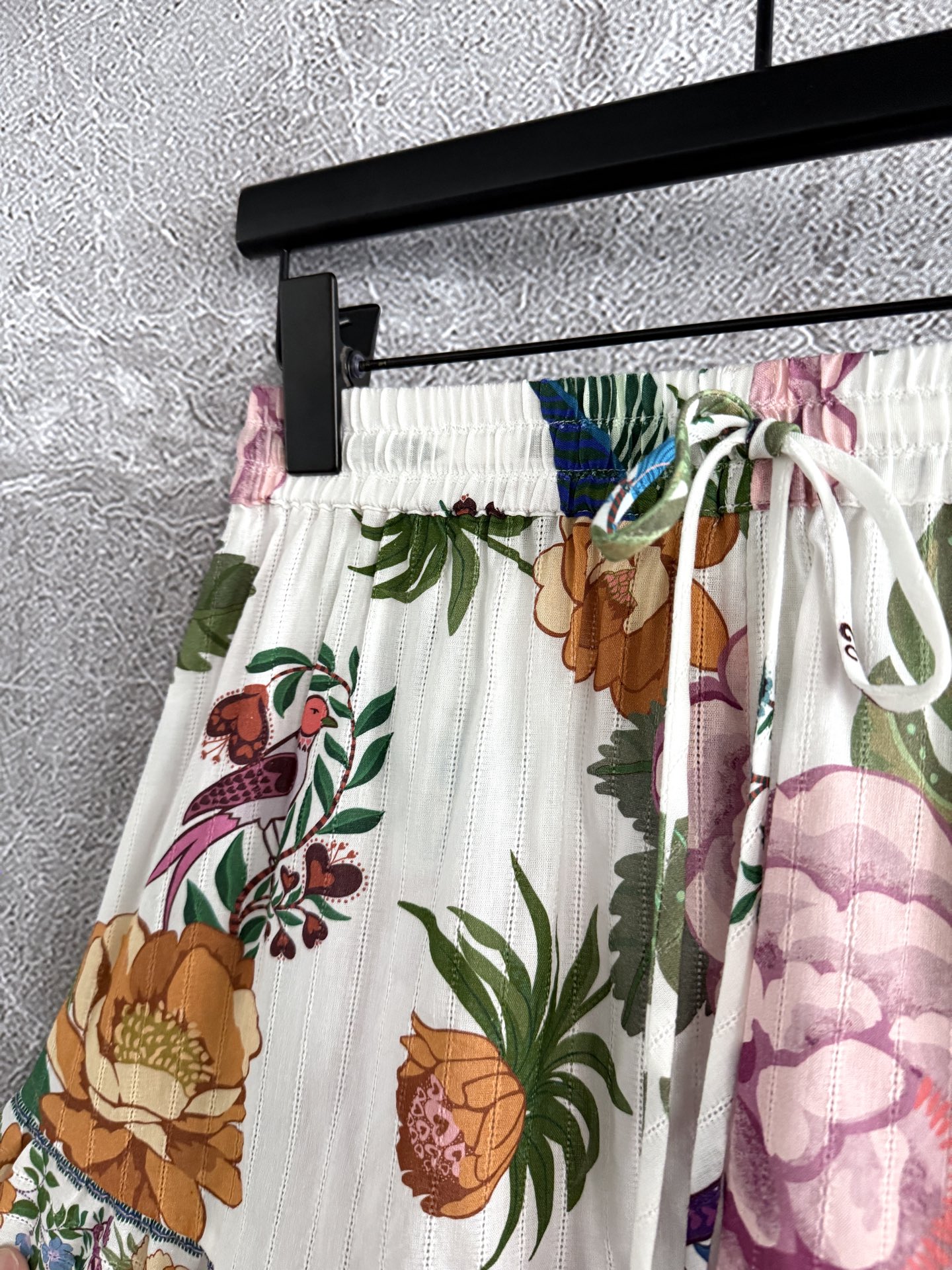 现货‼️‼️/毛球结饰短裤✨明媚花卉印花，裤腿一圈还接了一层定位花，有些细节哪怕不被察觉，本身也有它的意