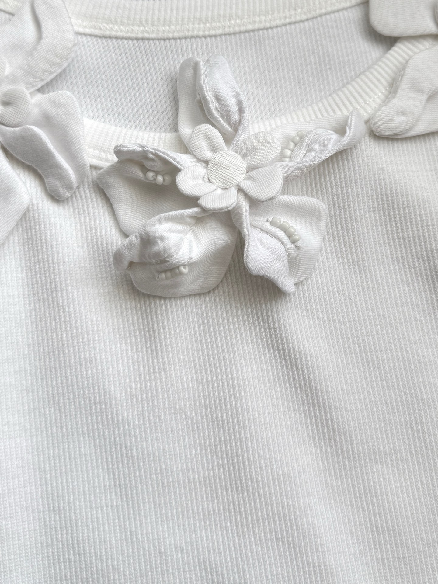 现货‼️‼️/手工花朵背心✨匠心系列，纯手工制作盘花朵，耗时蛮长费工，拥有雕塑般的立体感，花瓣折叠缝合，