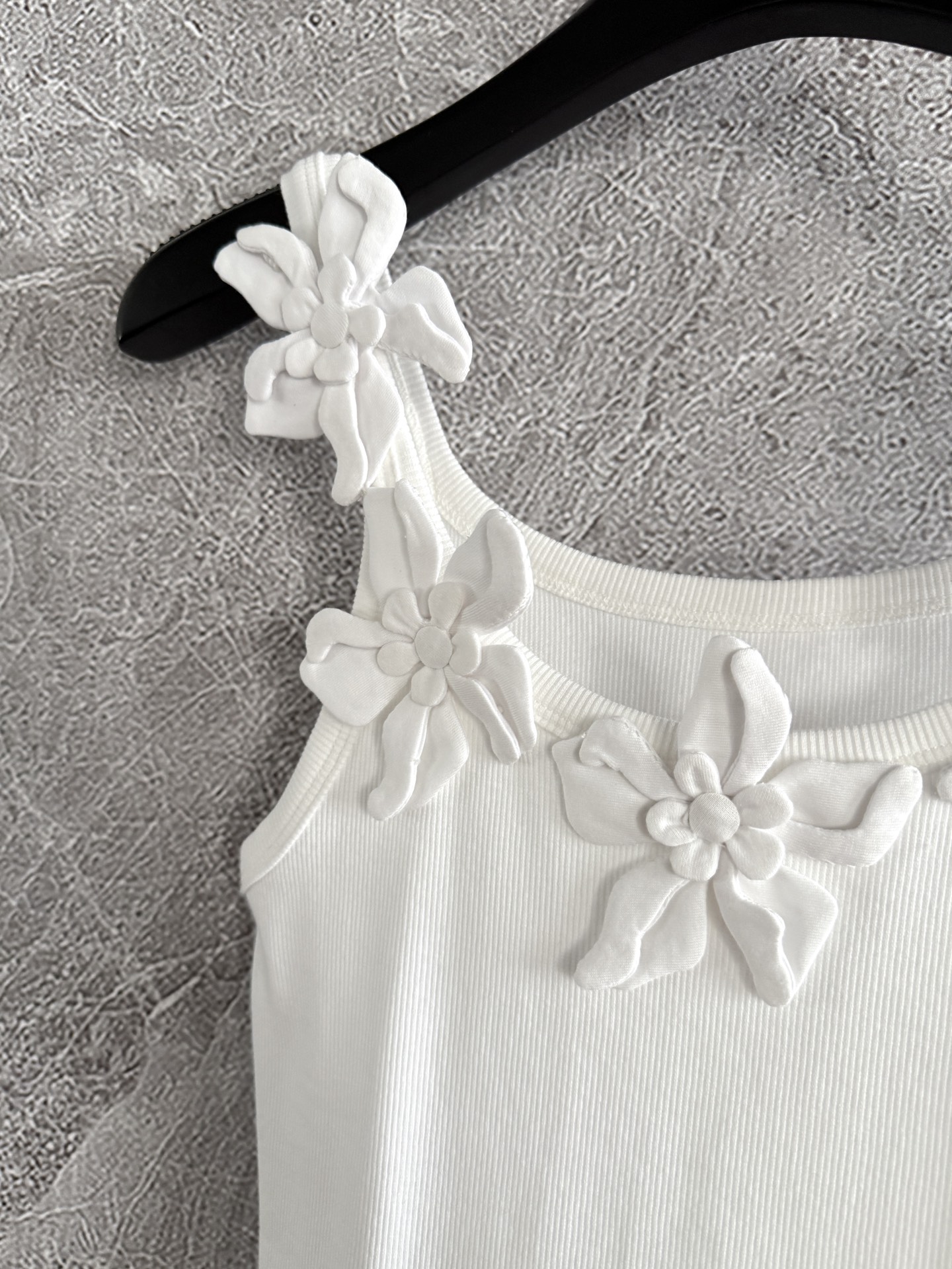 现货‼️‼️/手工花朵背心✨匠心系列，纯手工制作盘花朵，耗时蛮长费工，拥有雕塑般的立体感，花瓣折叠缝合，