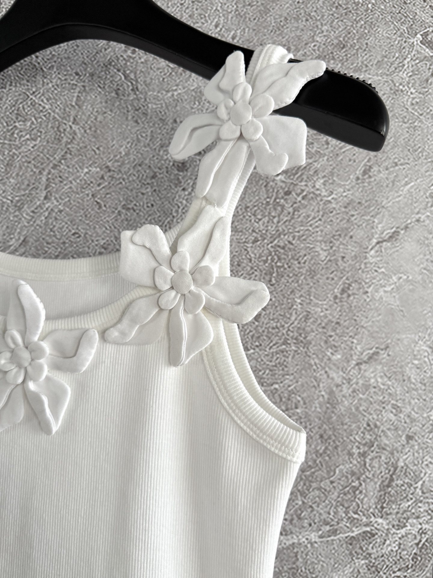 现货‼️‼️/手工花朵背心✨匠心系列，纯手工制作盘花朵，耗时蛮长费工，拥有雕塑般的立体感，花瓣折叠缝合，