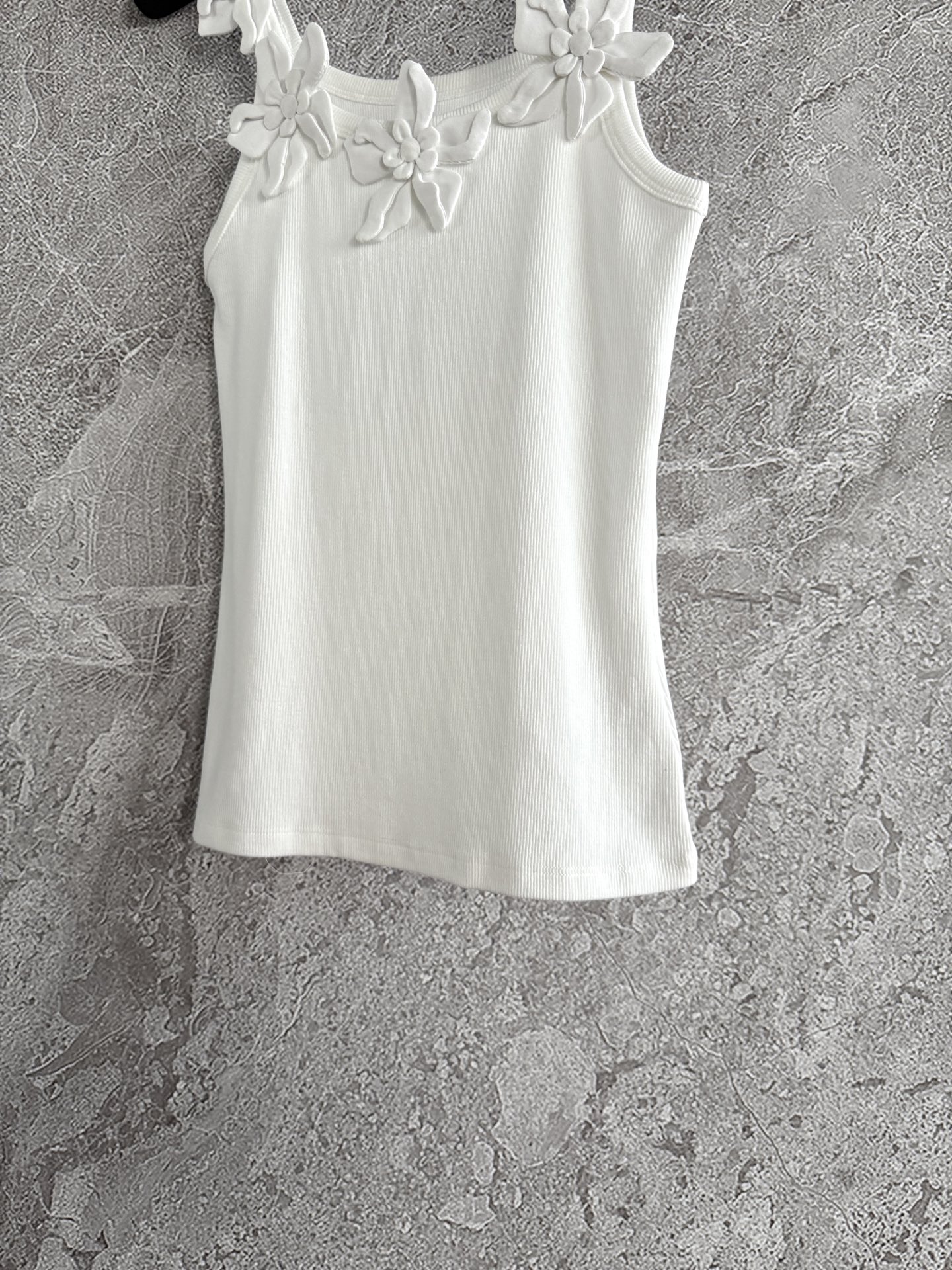 现货‼️‼️/手工花朵背心✨匠心系列，纯手工制作盘花朵，耗时蛮长费工，拥有雕塑般的立体感，花瓣折叠缝合，