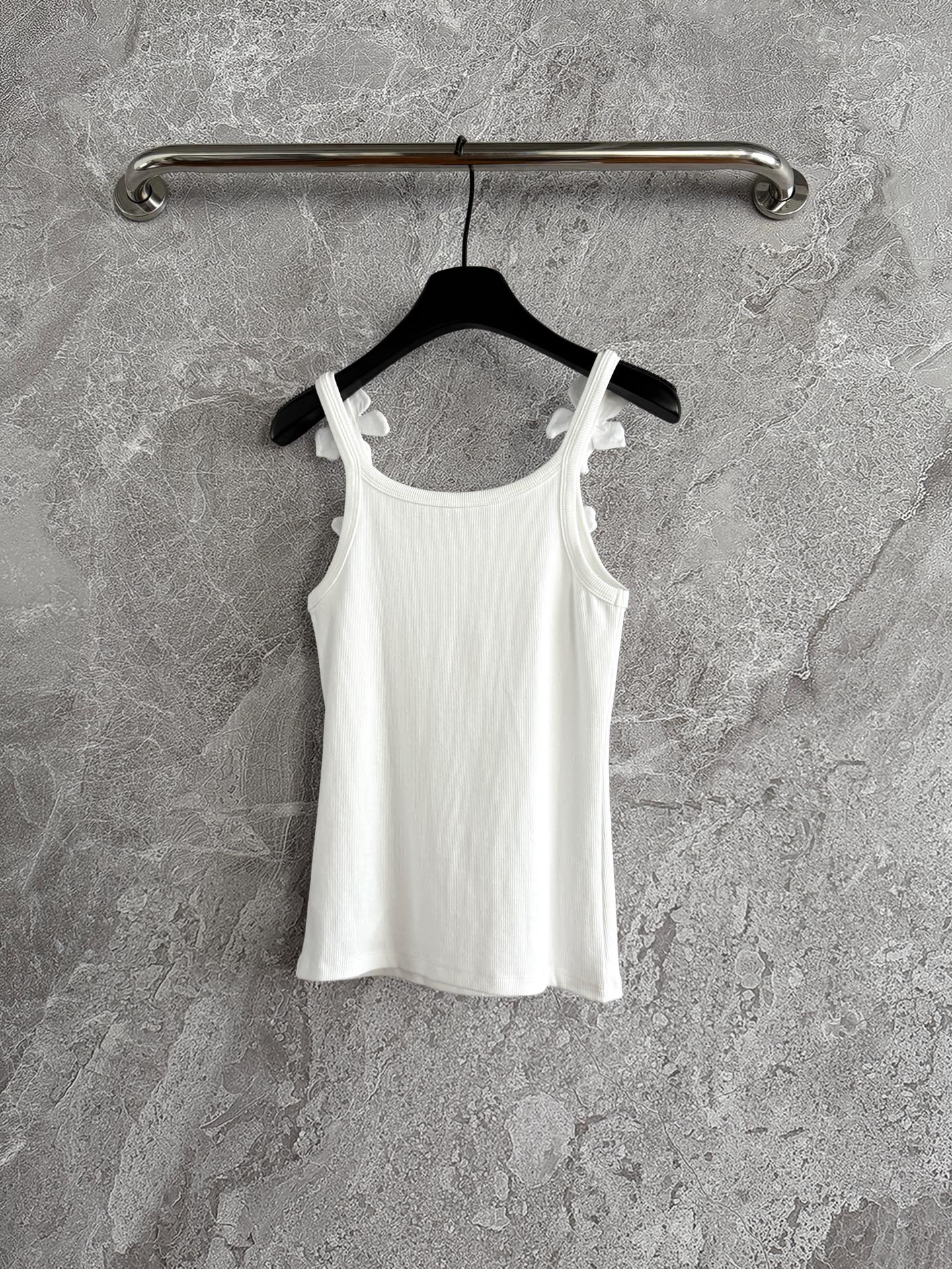 现货‼️‼️/手工花朵背心✨匠心系列，纯手工制作盘花朵，耗时蛮长费工，拥有雕塑般的立体感，花瓣折叠缝合，