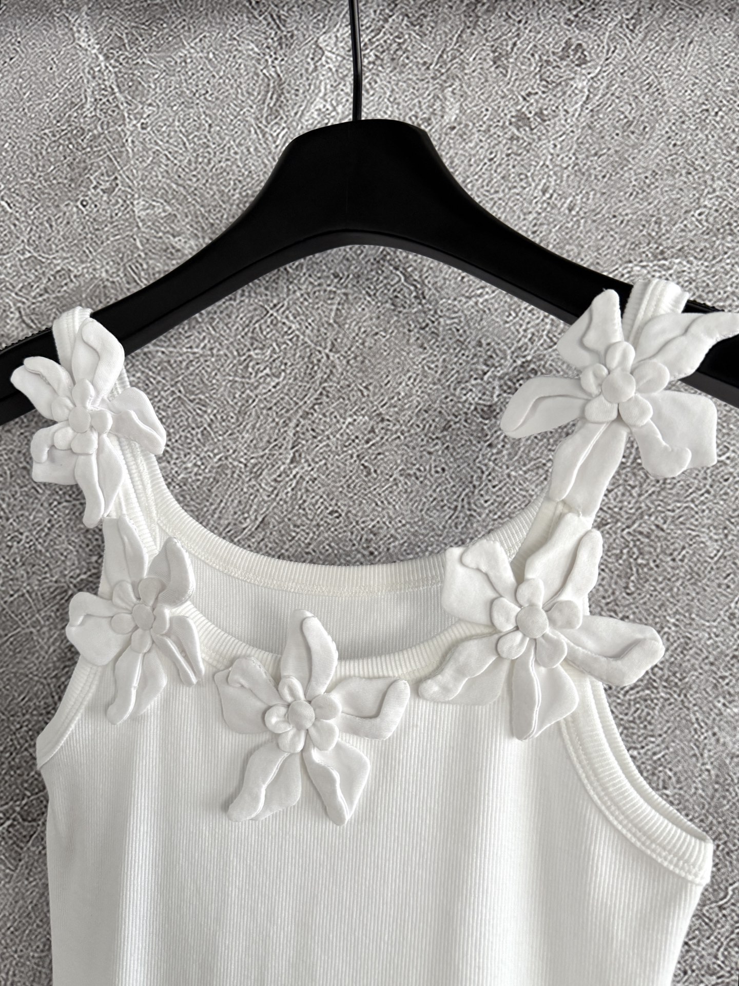 现货‼️‼️/手工花朵背心✨匠心系列，纯手工制作盘花朵，耗时蛮长费工，拥有雕塑般的立体感，花瓣折叠缝合，