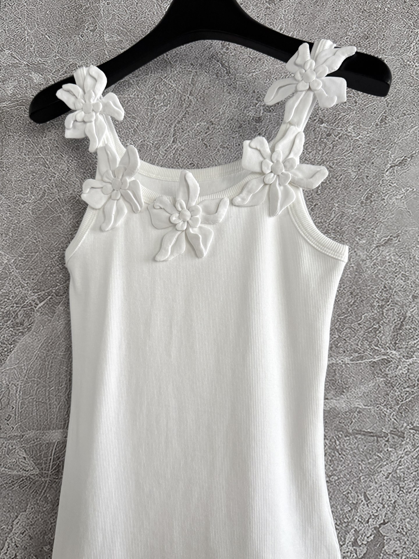 现货‼️‼️/手工花朵背心✨匠心系列，纯手工制作盘花朵，耗时蛮长费工，拥有雕塑般的立体感，花瓣折叠缝合，