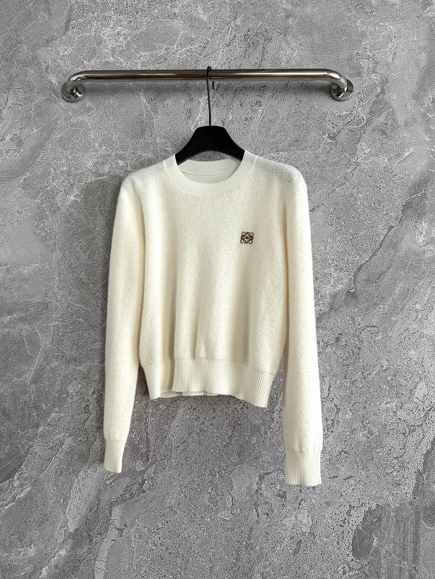 奶白色毛衣✨ 这款羊毛手感纤细，又无比轻盈，轻便柔软的穿着感受，冬天告别'臃肿感'！！ 穿着体验更灵活更