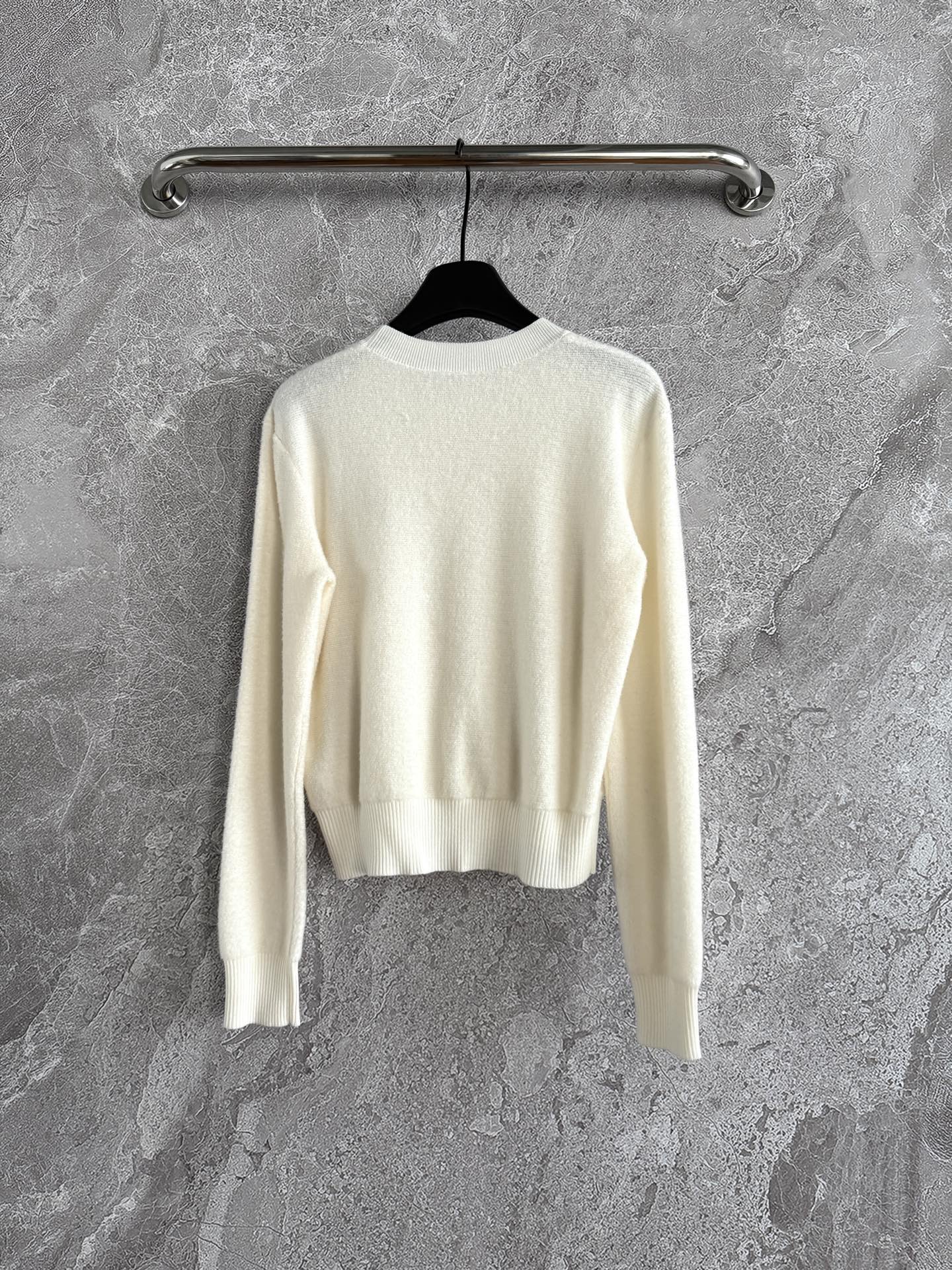 奶白色毛衣✨ 这款羊毛手感纤细，又无比轻盈，轻便柔软的穿着感受，冬天告别'臃肿感'！！ 穿着体验更灵活更