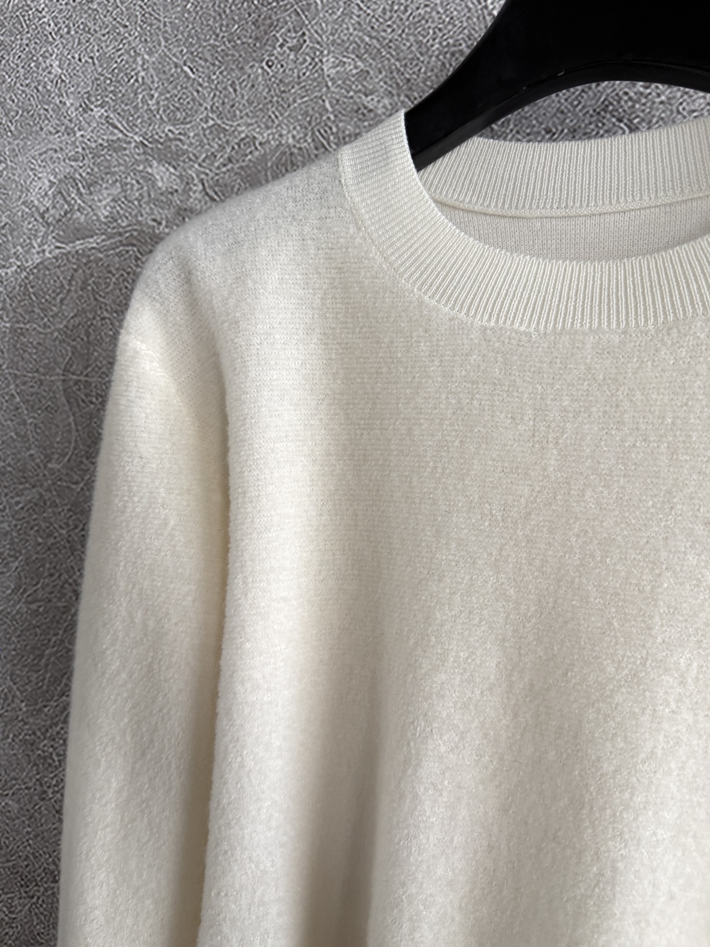 奶白色毛衣✨ 这款羊毛手感纤细，又无比轻盈，轻便柔软的穿着感受，冬天告别'臃肿感'！！ 穿着体验更灵活更