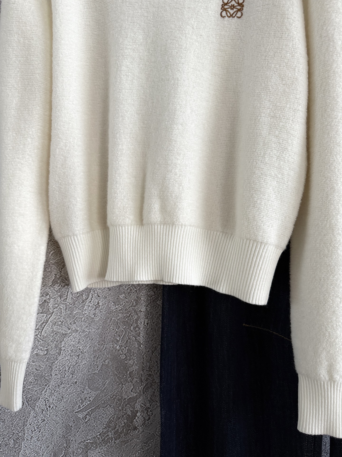 奶白色毛衣✨ 这款羊毛手感纤细，又无比轻盈，轻便柔软的穿着感受，冬天告别'臃肿感'！！ 穿着体验更灵活更