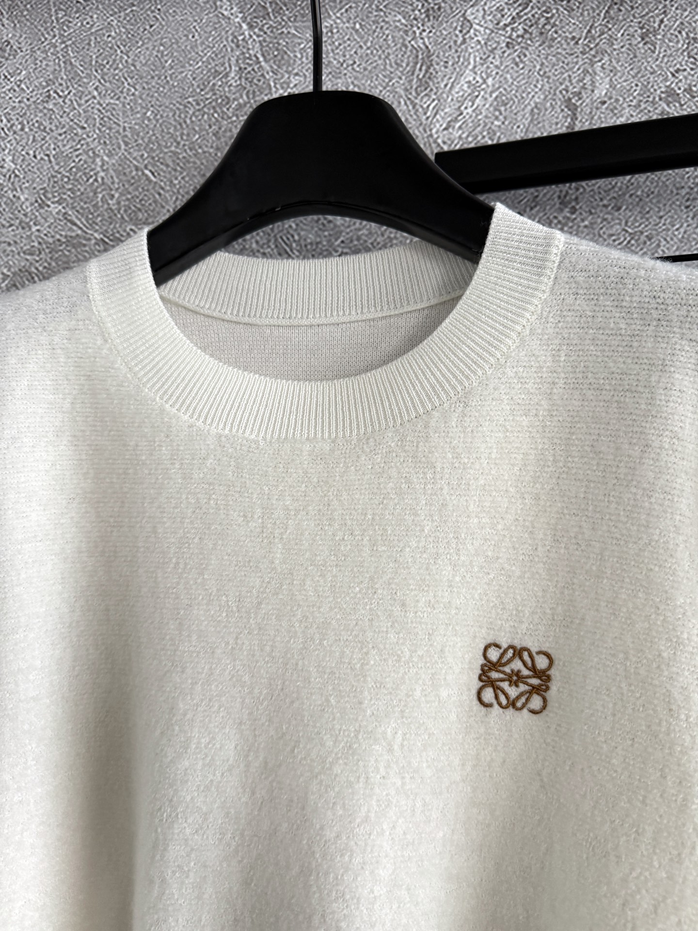 奶白色毛衣✨ 这款羊毛手感纤细，又无比轻盈，轻便柔软的穿着感受，冬天告别'臃肿感'！！ 穿着体验更灵活更