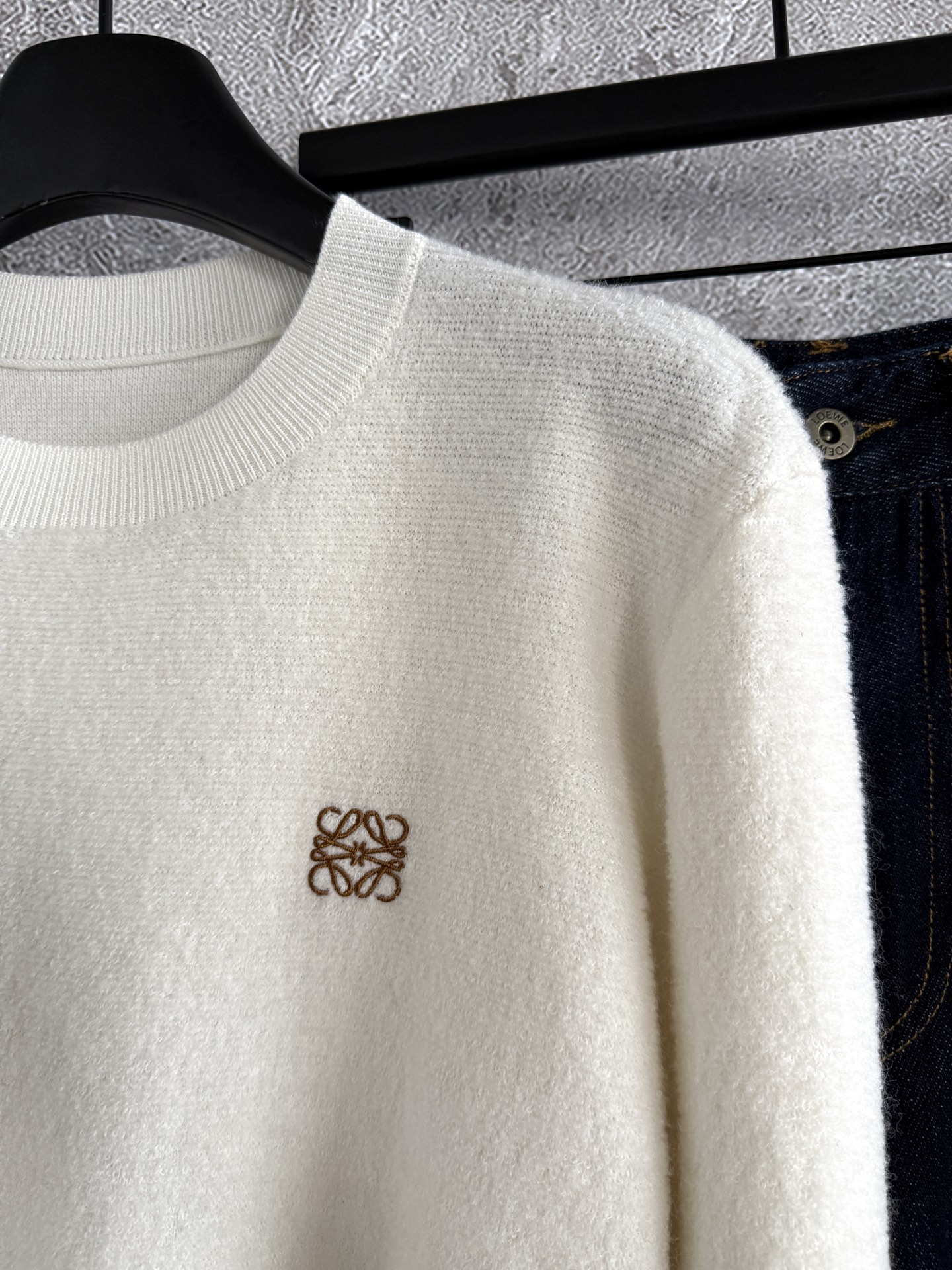 奶白色毛衣✨ 这款羊毛手感纤细，又无比轻盈，轻便柔软的穿着感受，冬天告别'臃肿感'！！ 穿着体验更灵活更