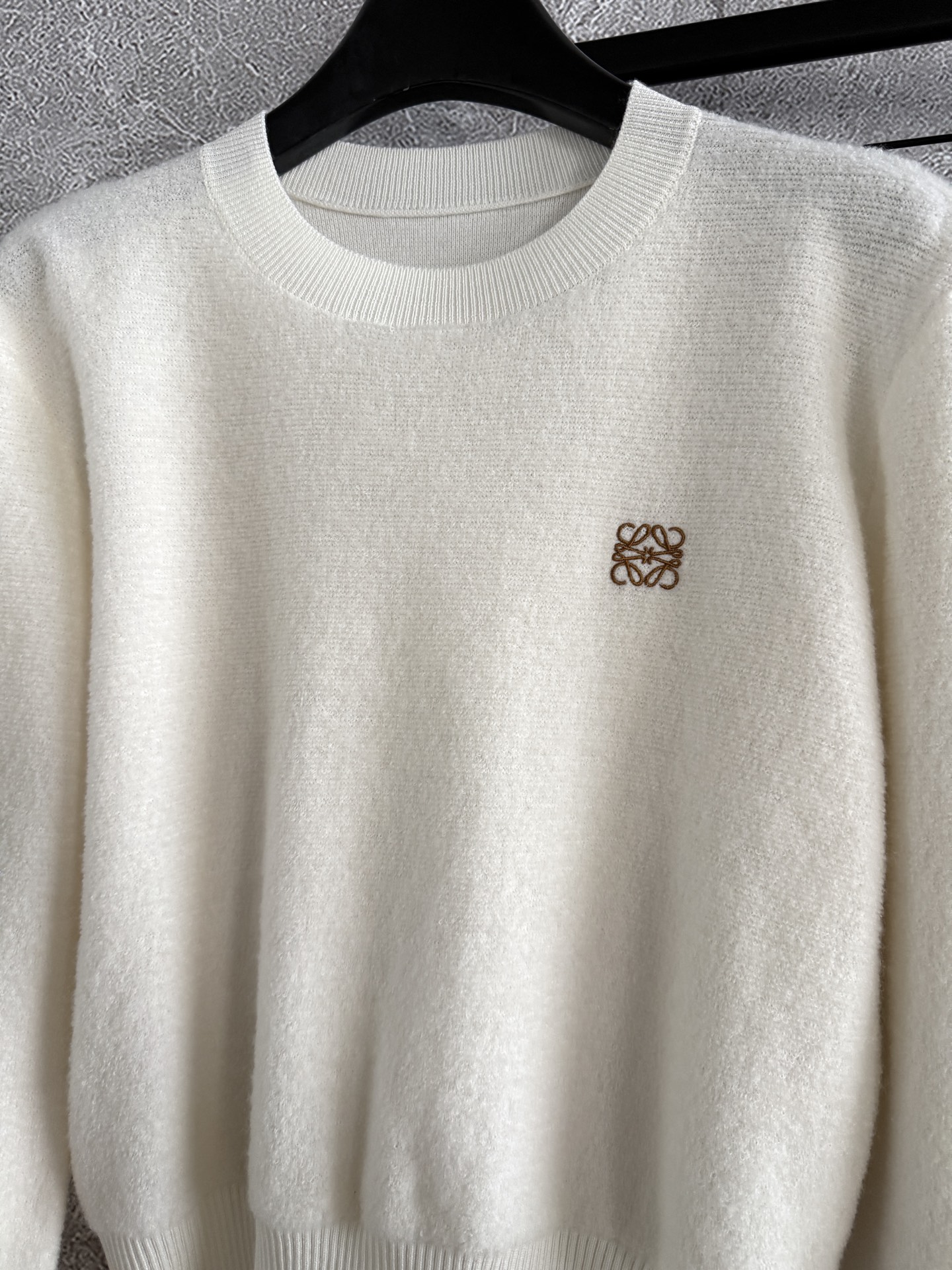 奶白色毛衣✨ 这款羊毛手感纤细，又无比轻盈，轻便柔软的穿着感受，冬天告别'臃肿感'！！ 穿着体验更灵活更