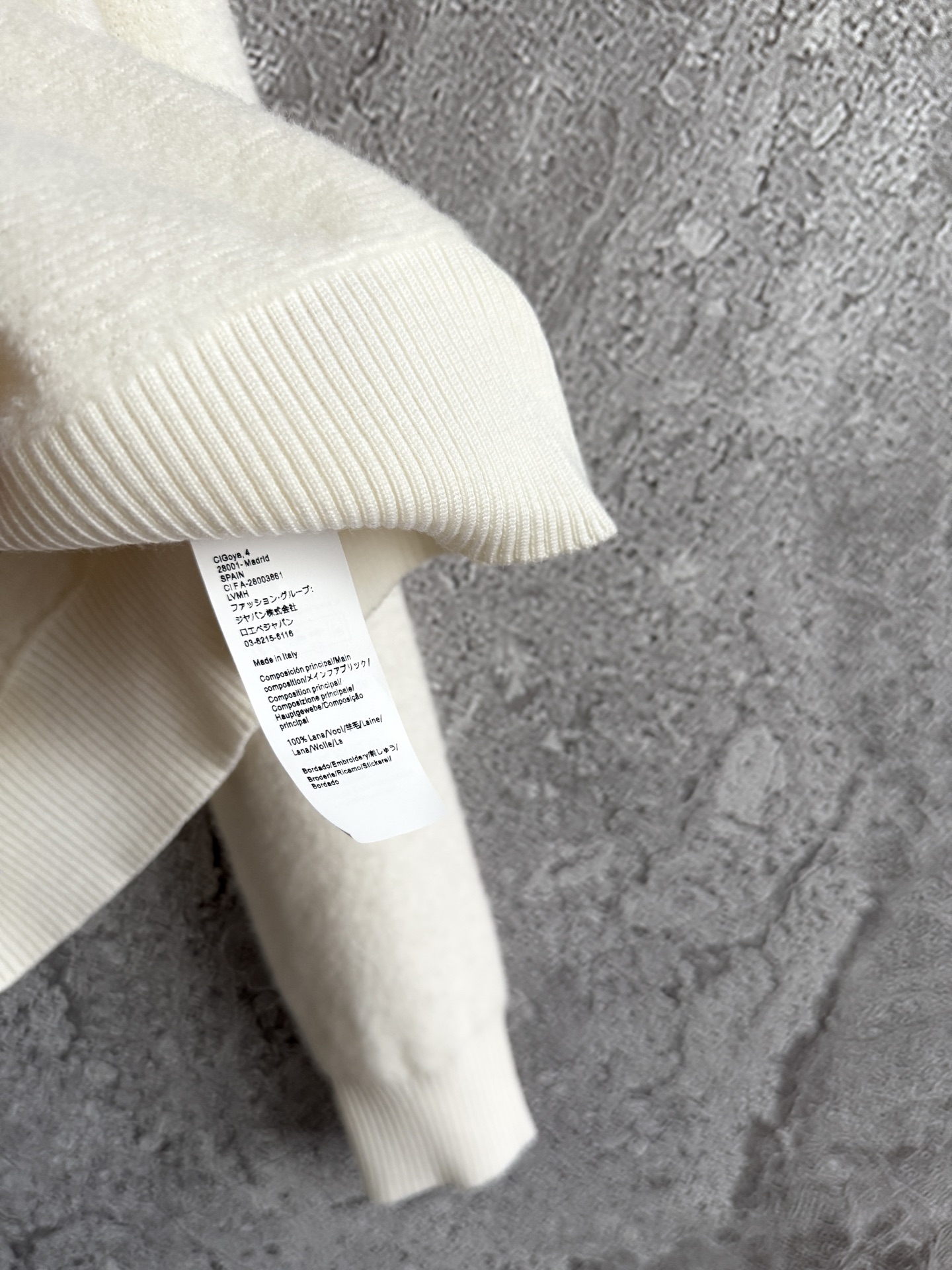 奶白色毛衣✨ 这款羊毛手感纤细，又无比轻盈，轻便柔软的穿着感受，冬天告别'臃肿感'！！ 穿着体验更灵活更