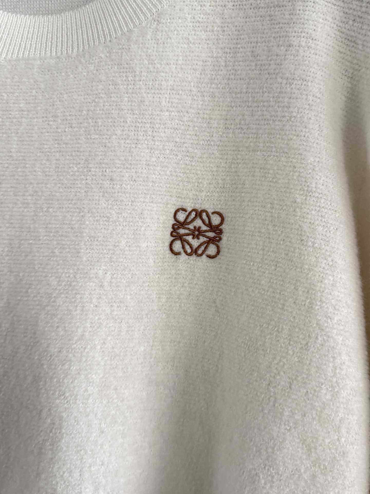 奶白色毛衣✨ 这款羊毛手感纤细，又无比轻盈，轻便柔软的穿着感受，冬天告别'臃肿感'！！ 穿着体验更灵活更