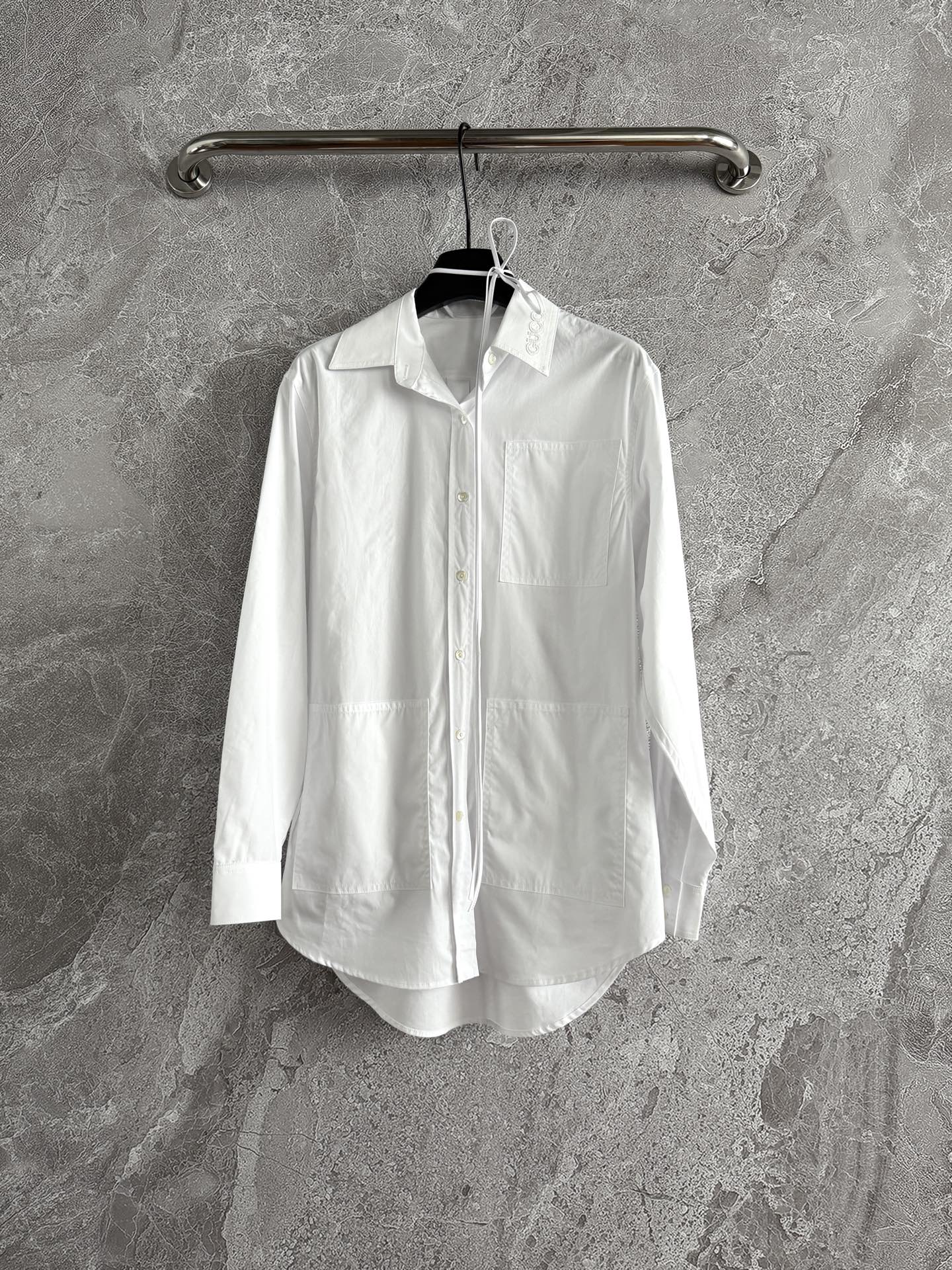 现货‼️‼️🛒款号1106/系带白衬衫✨领口设有抽绳可作为领结装扮不同效果，像模特一样解开纽扣低开领试试