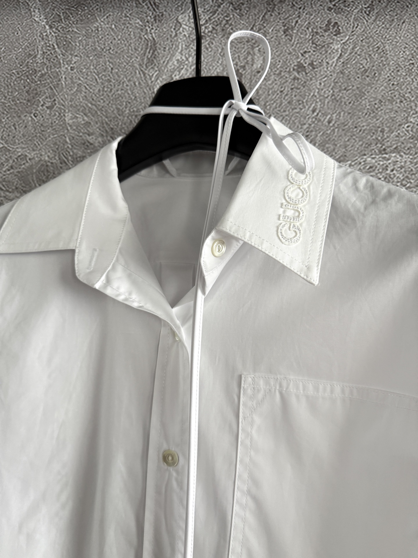 现货‼️‼️🛒款号1106/系带白衬衫✨领口设有抽绳可作为领结装扮不同效果，像模特一样解开纽扣低开领试试