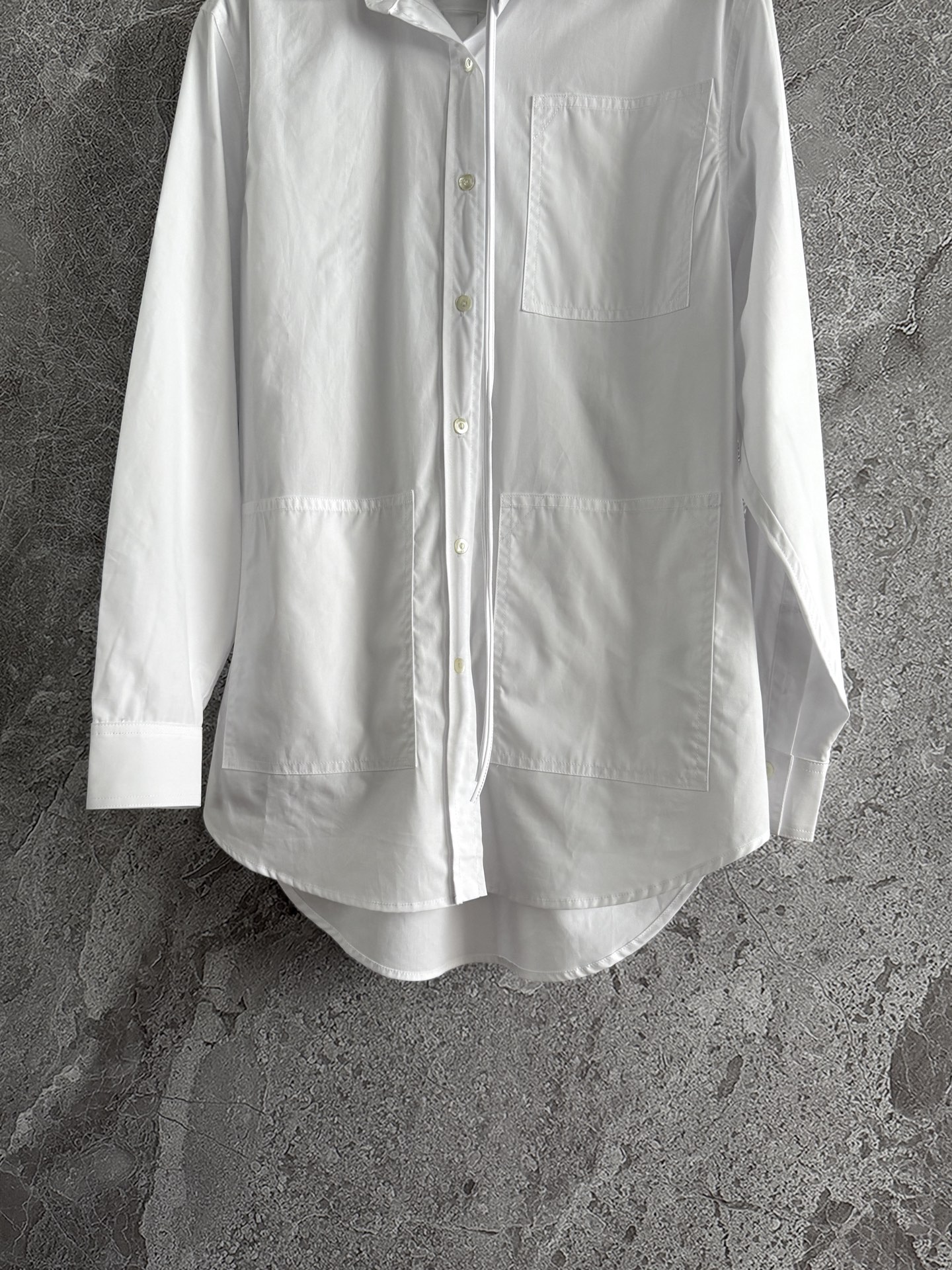 现货‼️‼️🛒款号1106/系带白衬衫✨领口设有抽绳可作为领结装扮不同效果，像模特一样解开纽扣低开领试试