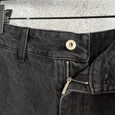 激光黑色牛仔裤✨新出黑色、裤型不挑,反而很时髦博主穿搭,这种运用激光的高能量密度进行雕刻,“烧”出立体花 激光黑色牛仔裤✨新出黑色、裤型不挑,反而很时髦博主穿搭,这种运用激光的高能量密度进行雕刻,“烧”出立体花