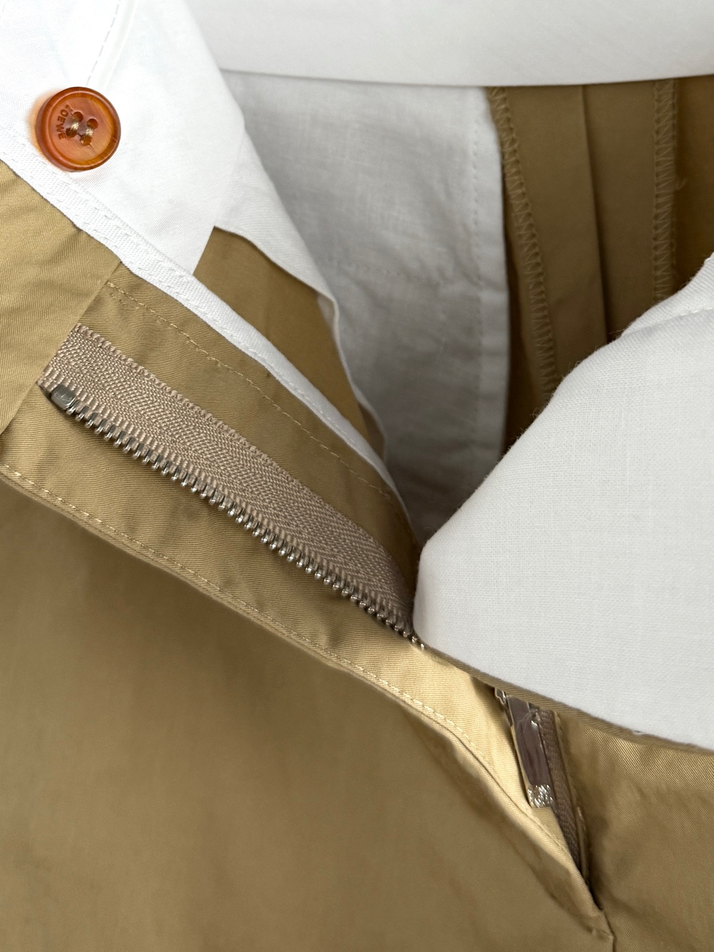 现货‼️‼️🛒款号702/卡其色休闲裤✨定制高密棉质与真丝华达呢材质，质感超赞，无束缚感裤型，上身超显瘦