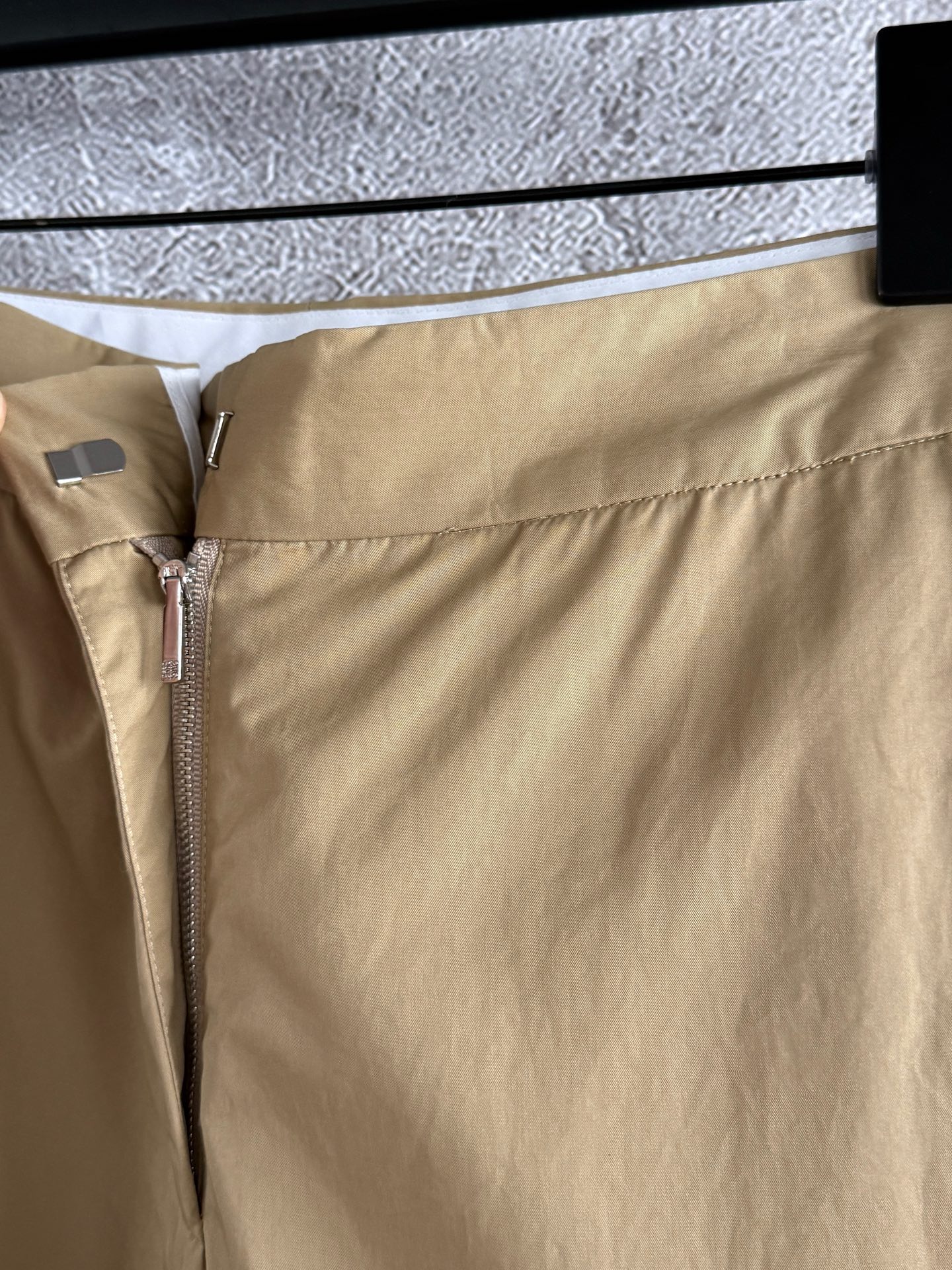 现货‼️‼️🛒款号702/卡其色休闲裤✨定制高密棉质与真丝华达呢材质，质感超赞，无束缚感裤型，上身超显瘦