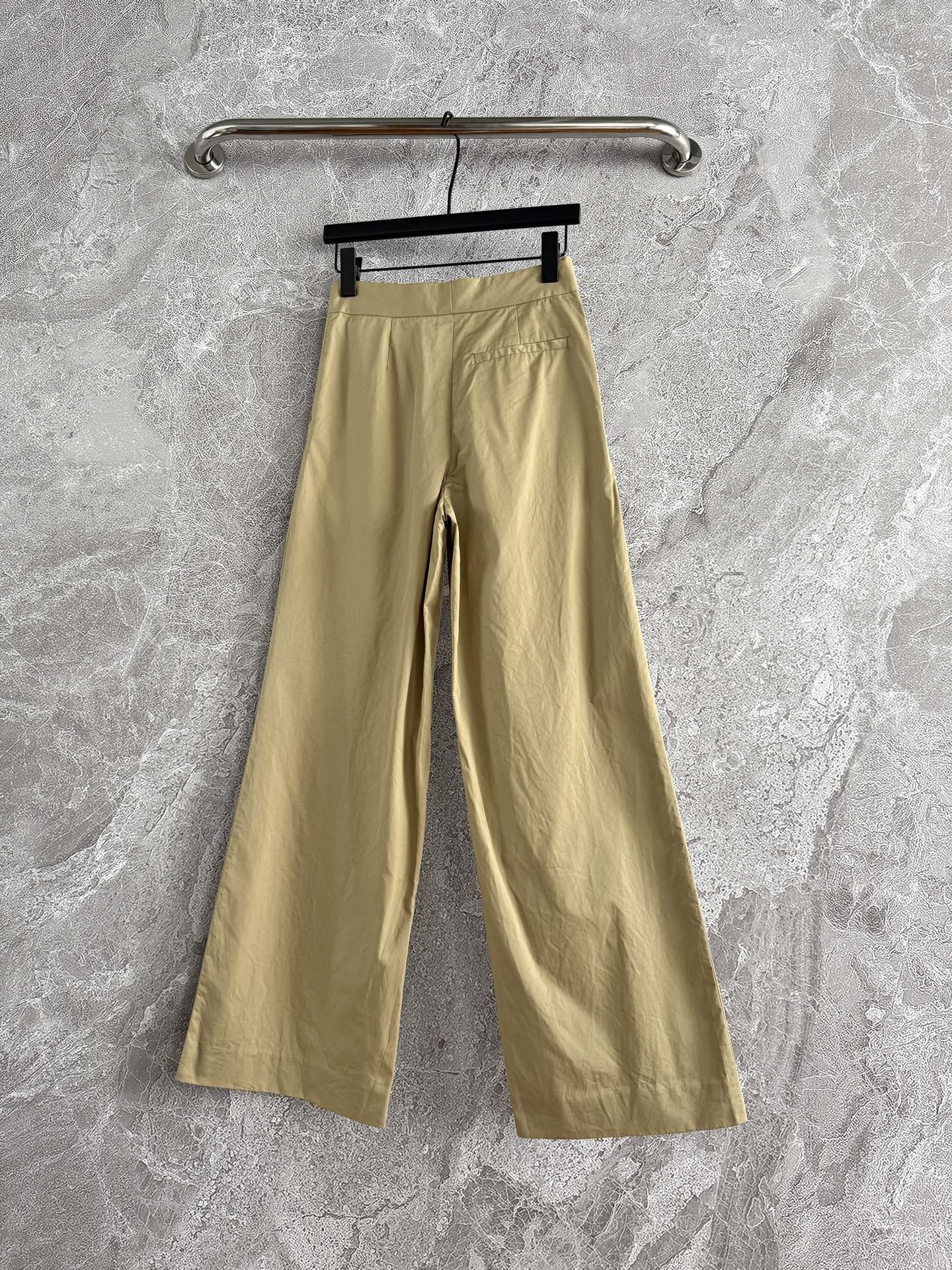 现货‼️‼️🛒款号702/卡其色休闲裤✨定制高密棉质与真丝华达呢材质，质感超赞，无束缚感裤型，上身超显瘦