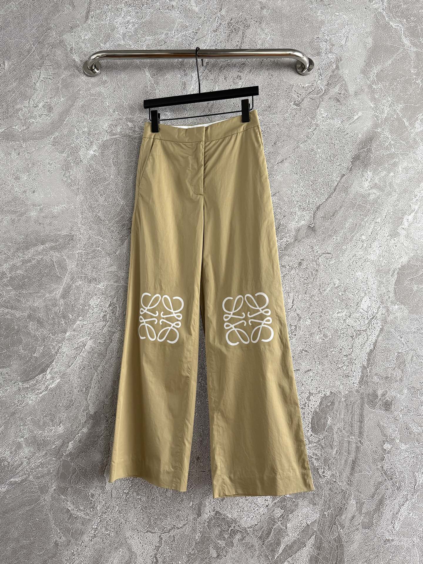 现货‼️‼️🛒款号702/卡其色休闲裤✨定制高密棉质与真丝华达呢材质，质感超赞，无束缚感裤型，上身超显瘦