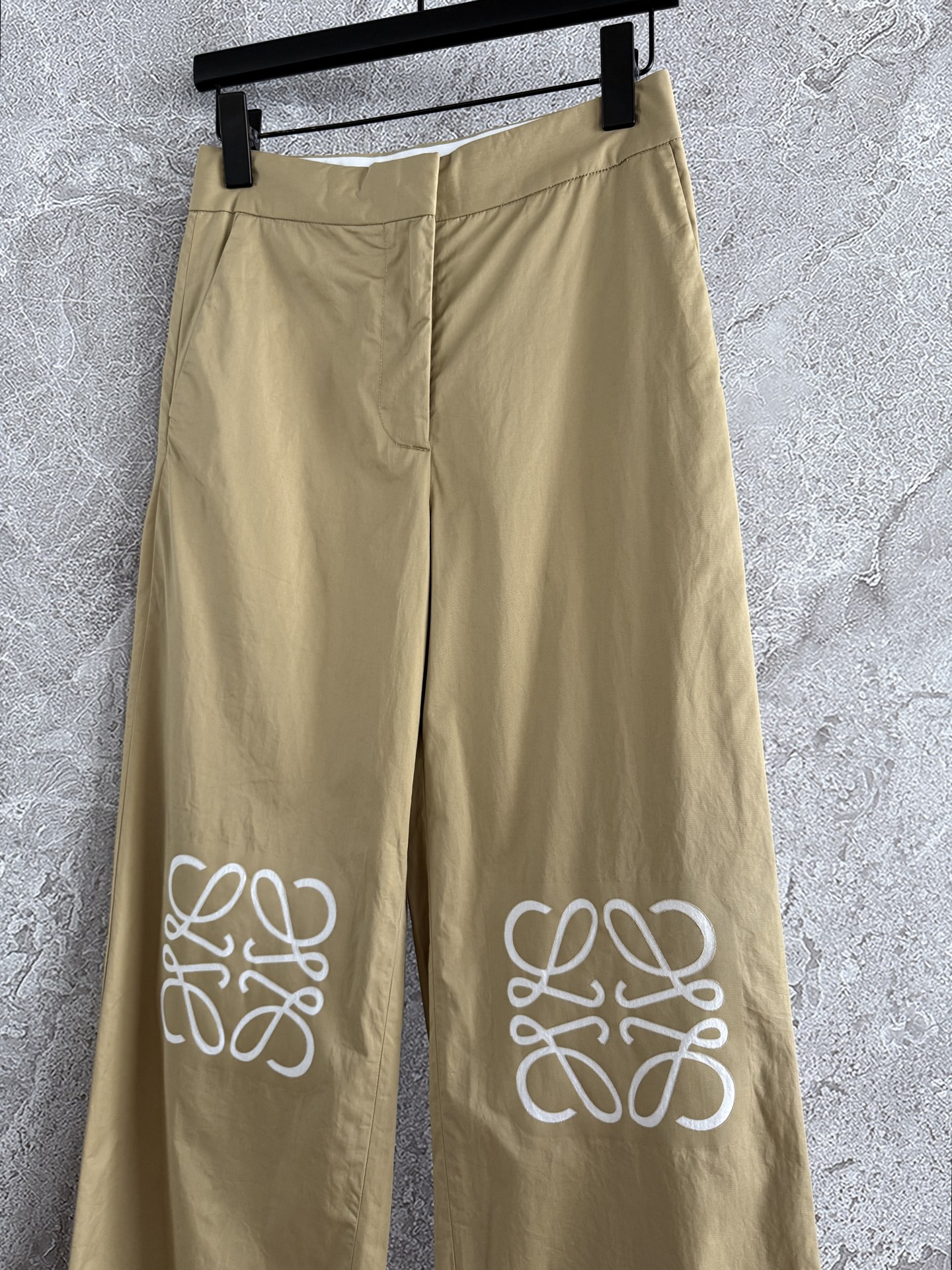 现货‼️‼️🛒款号702/卡其色休闲裤✨定制高密棉质与真丝华达呢材质，质感超赞，无束缚感裤型，上身超显瘦