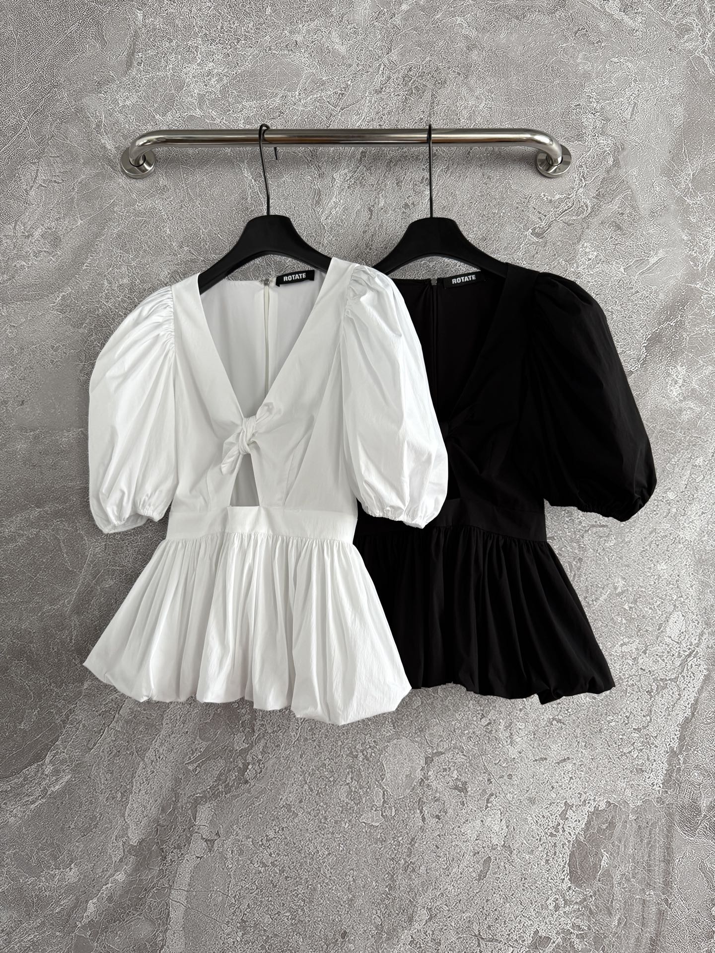 现货‼️‼️/系带V领泡泡袖衬衫✨蓬松造型下摆，这款面料是加了水磨工艺，应该是时下大家更喜欢的质感，织面