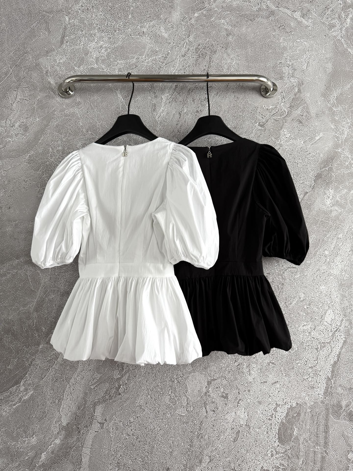 现货‼️‼️/系带V领泡泡袖衬衫✨蓬松造型下摆，这款面料是加了水磨工艺，应该是时下大家更喜欢的质感，织面