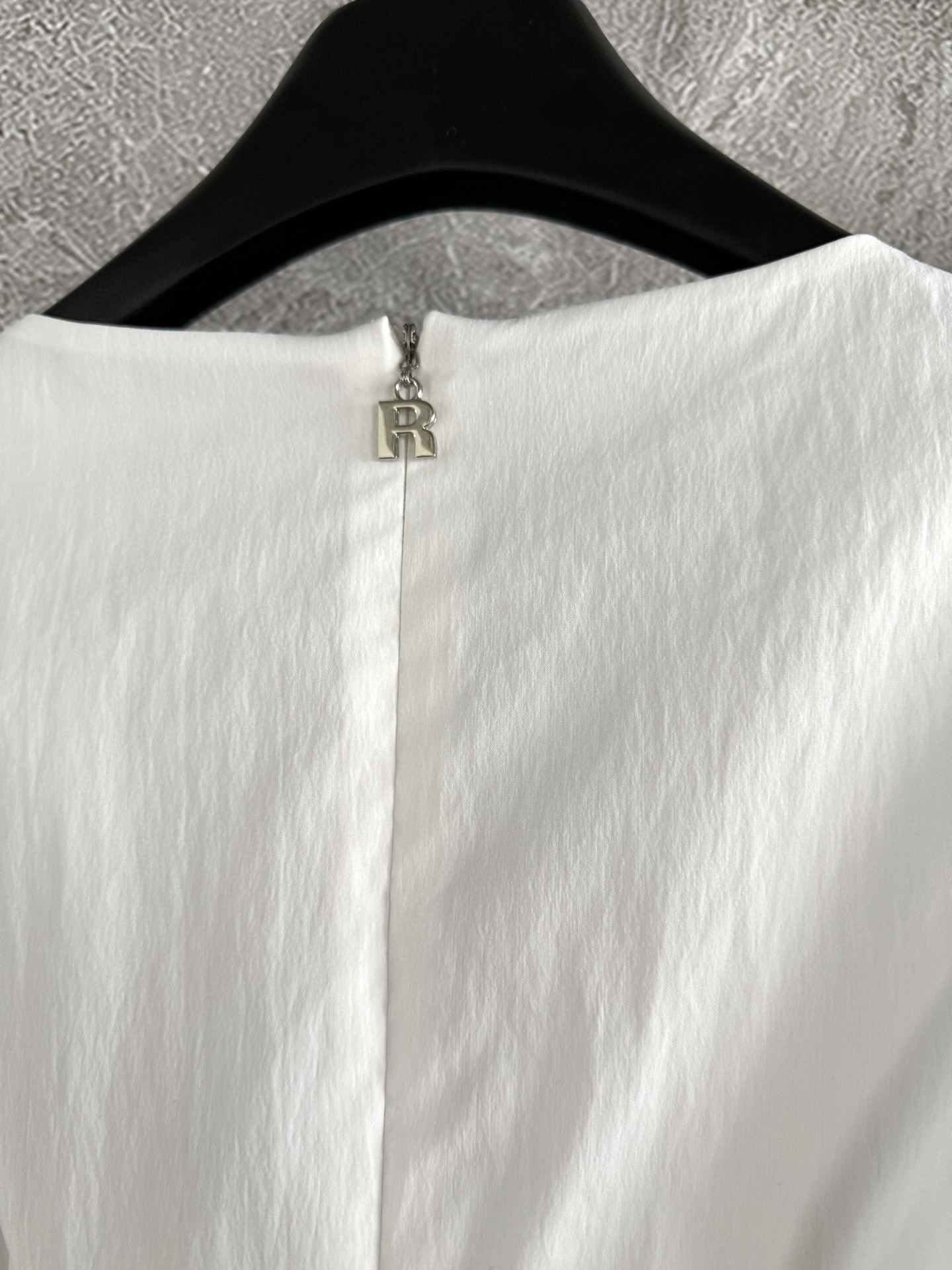 现货‼️‼️/系带V领泡泡袖衬衫✨蓬松造型下摆，这款面料是加了水磨工艺，应该是时下大家更喜欢的质感，织面