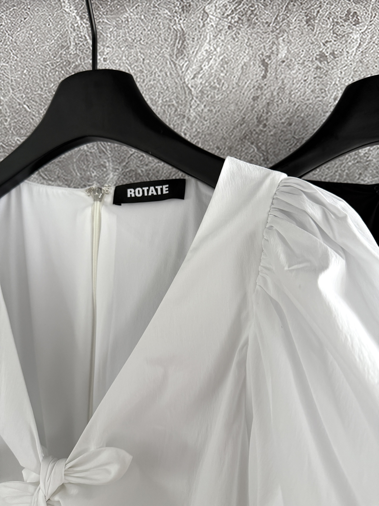 现货‼️‼️/系带V领泡泡袖衬衫✨蓬松造型下摆，这款面料是加了水磨工艺，应该是时下大家更喜欢的质感，织面