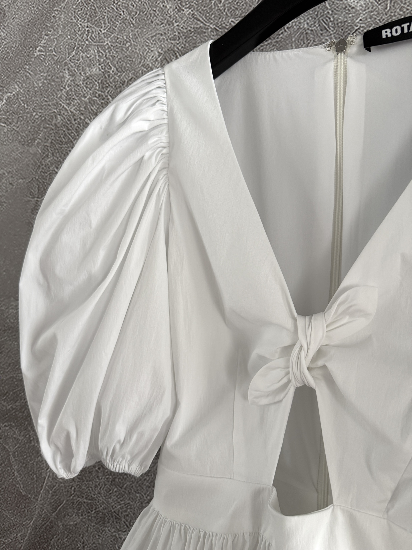 现货‼️‼️/系带V领泡泡袖衬衫✨蓬松造型下摆，这款面料是加了水磨工艺，应该是时下大家更喜欢的质感，织面