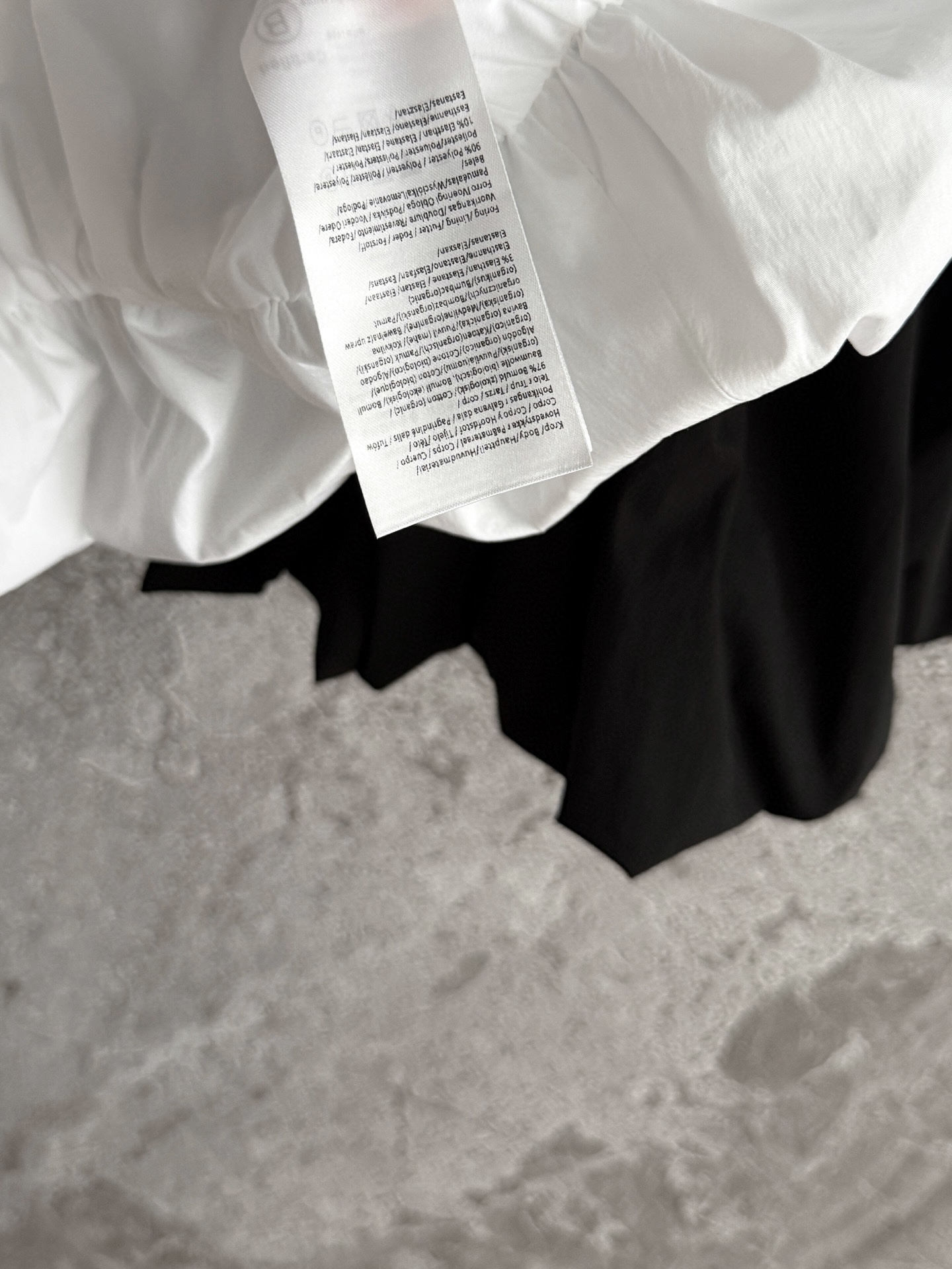 现货‼️‼️/系带V领泡泡袖衬衫✨蓬松造型下摆，这款面料是加了水磨工艺，应该是时下大家更喜欢的质感，织面