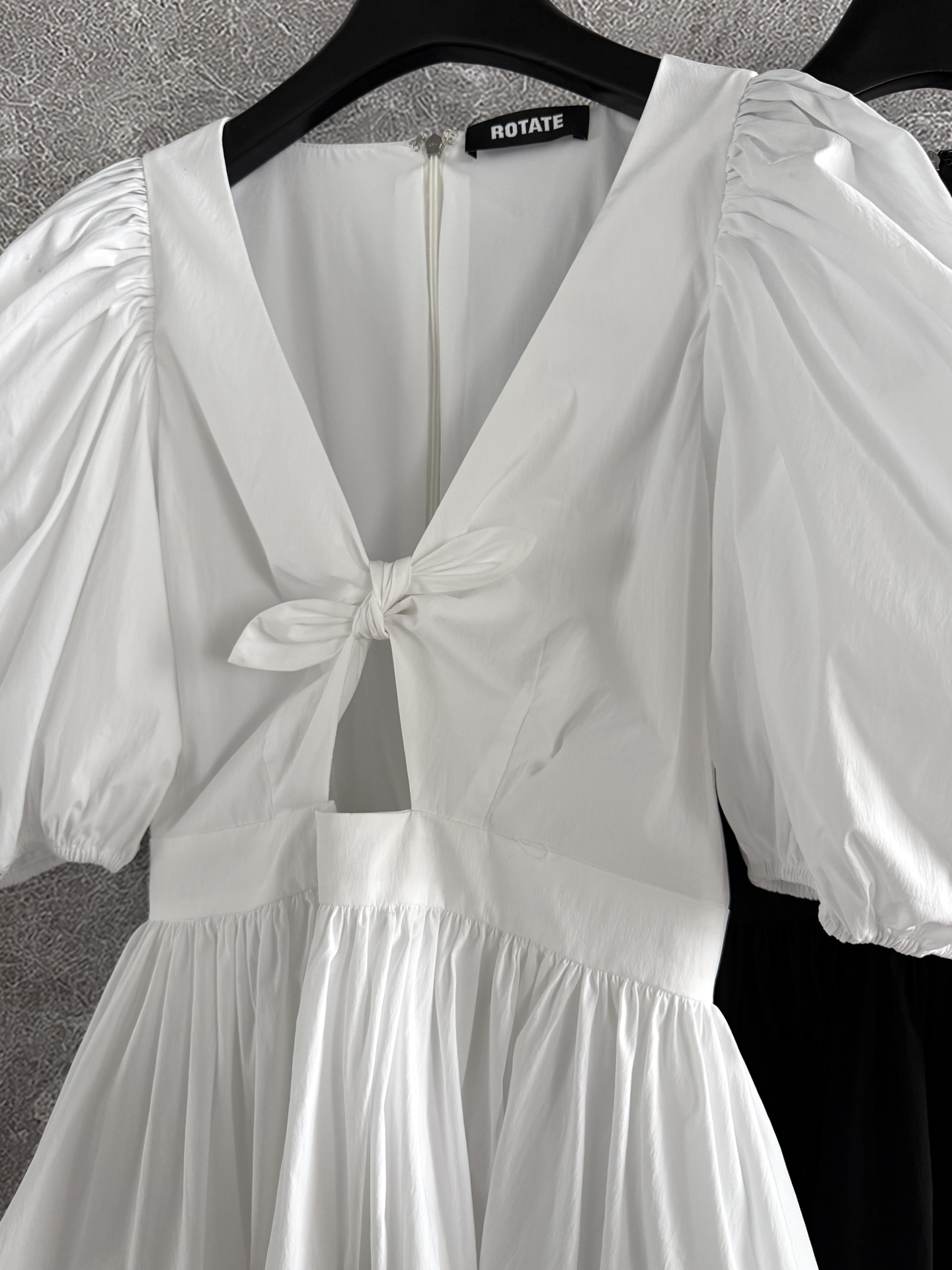 现货‼️‼️/系带V领泡泡袖衬衫✨蓬松造型下摆，这款面料是加了水磨工艺，应该是时下大家更喜欢的质感，织面