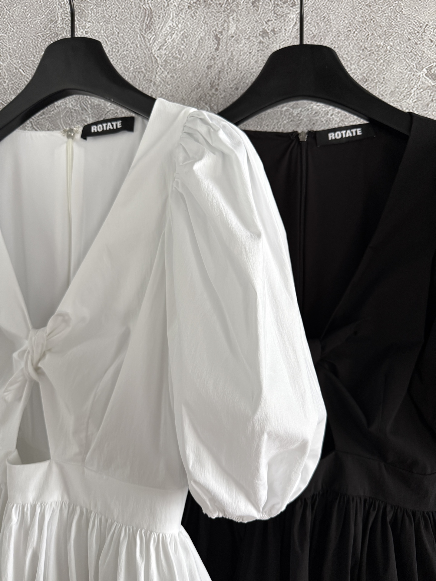 现货‼️‼️/系带V领泡泡袖衬衫✨蓬松造型下摆，这款面料是加了水磨工艺，应该是时下大家更喜欢的质感，织面