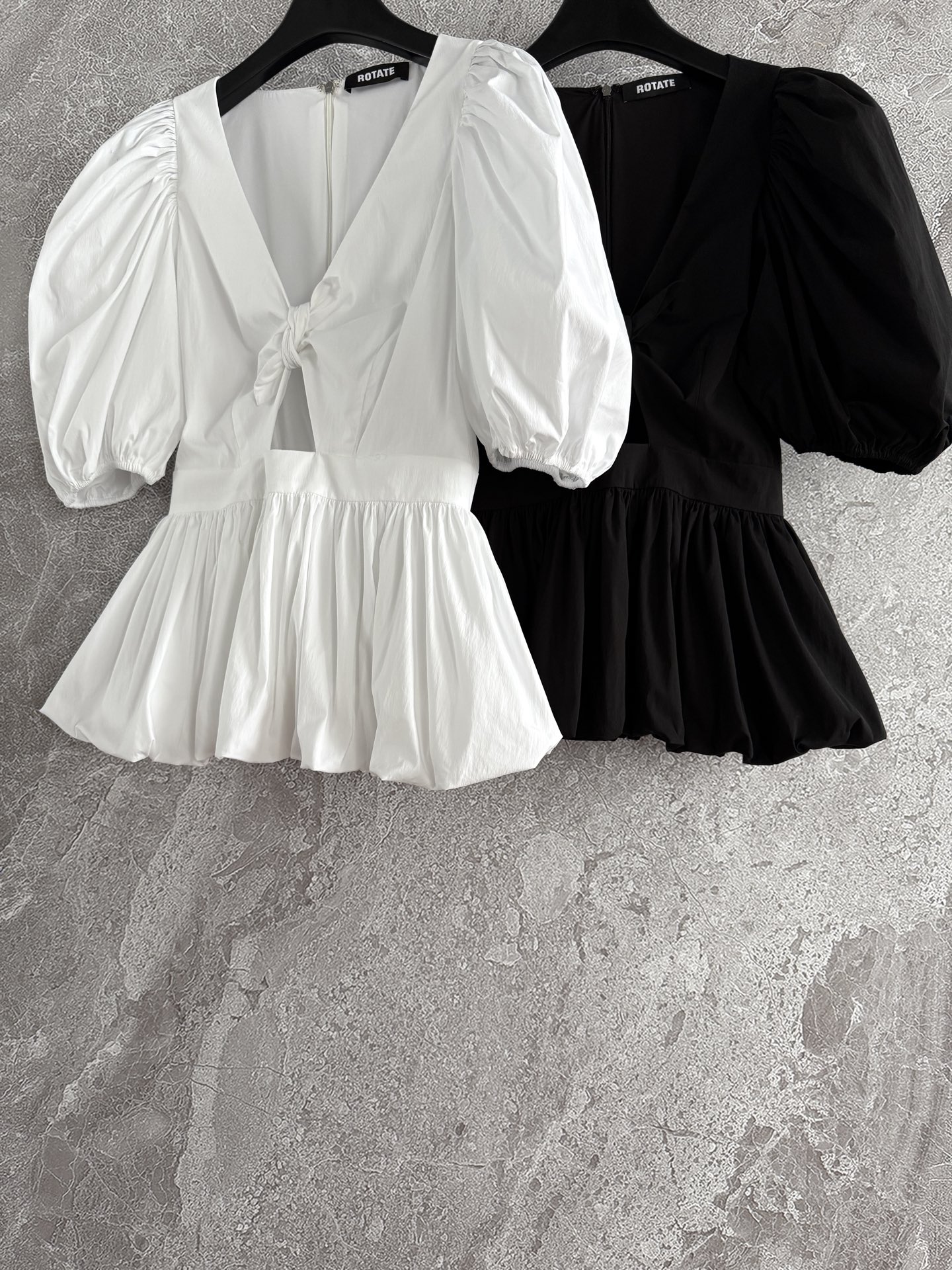 现货‼️‼️/系带V领泡泡袖衬衫✨蓬松造型下摆，这款面料是加了水磨工艺，应该是时下大家更喜欢的质感，织面