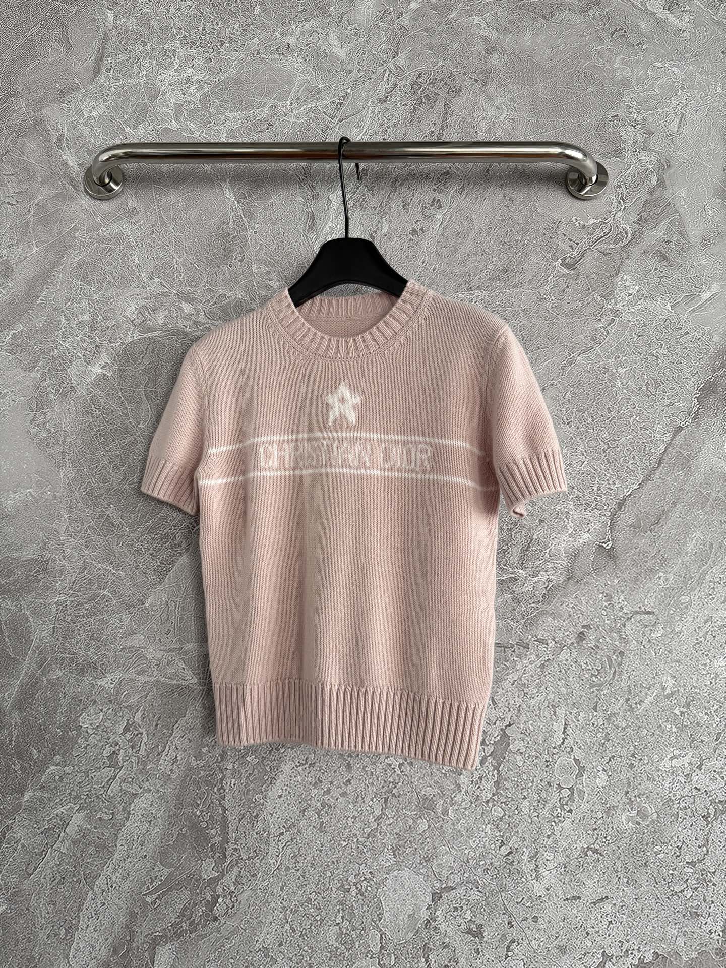 现货‼️‼️🛒款号80/粉色针织衫✨因为颜色特殊，所以都需要定染，上身尤其显肤白，糯叽叽的羊绒材质，亲肤