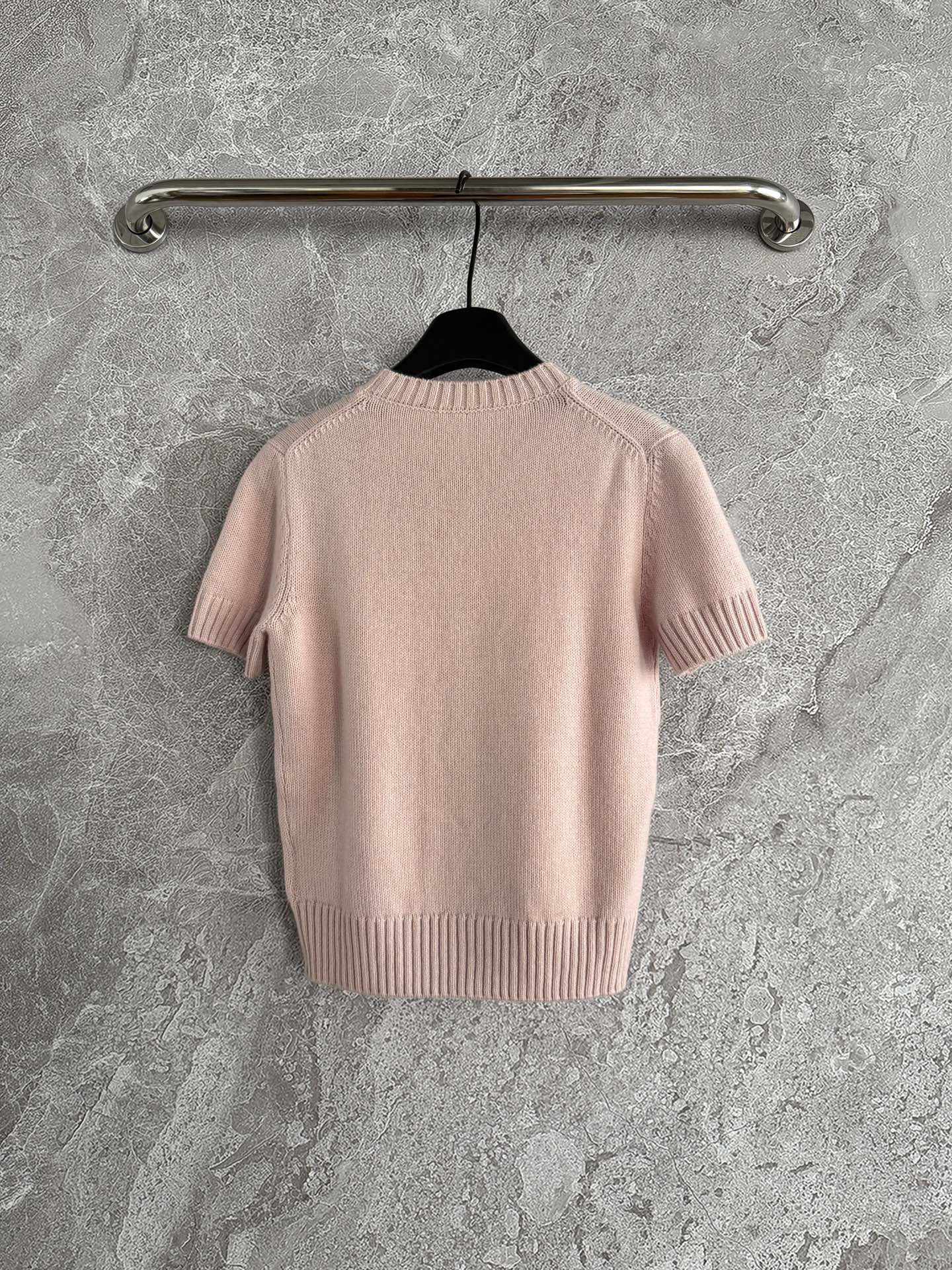 现货‼️‼️🛒款号80/粉色针织衫✨因为颜色特殊，所以都需要定染，上身尤其显肤白，糯叽叽的羊绒材质，亲肤