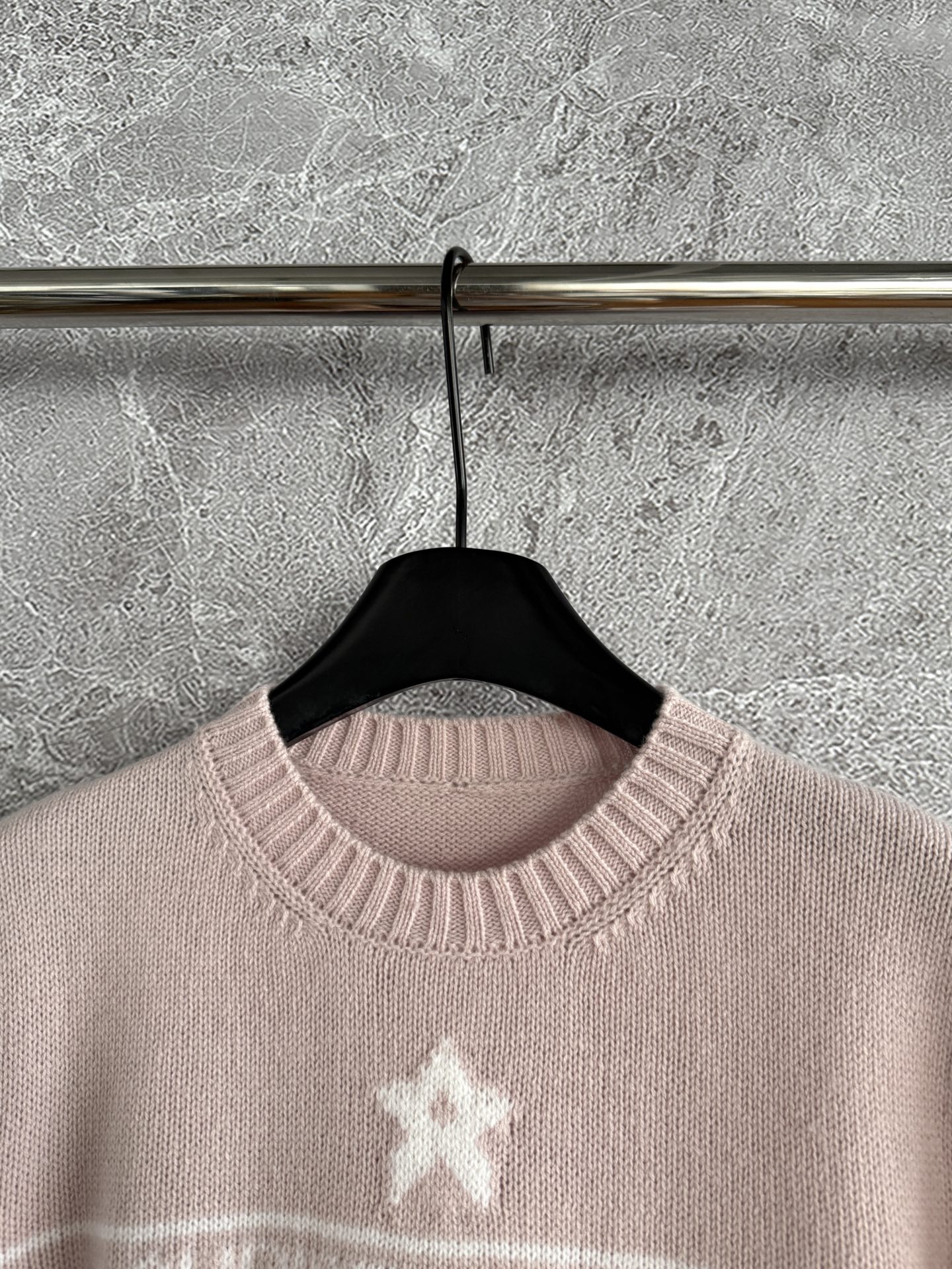 现货‼️‼️🛒款号80/粉色针织衫✨因为颜色特殊，所以都需要定染，上身尤其显肤白，糯叽叽的羊绒材质，亲肤