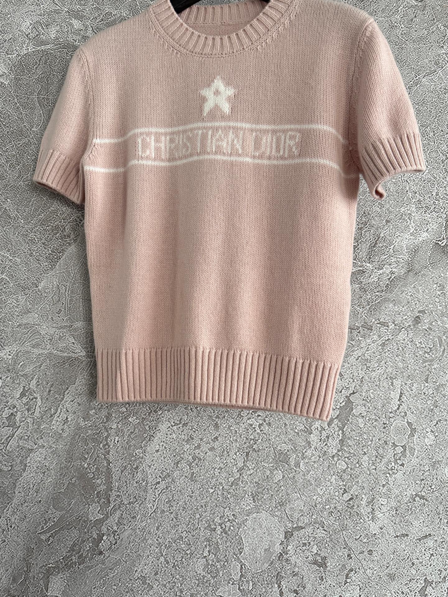 现货‼️‼️🛒款号80/粉色针织衫✨因为颜色特殊，所以都需要定染，上身尤其显肤白，糯叽叽的羊绒材质，亲肤