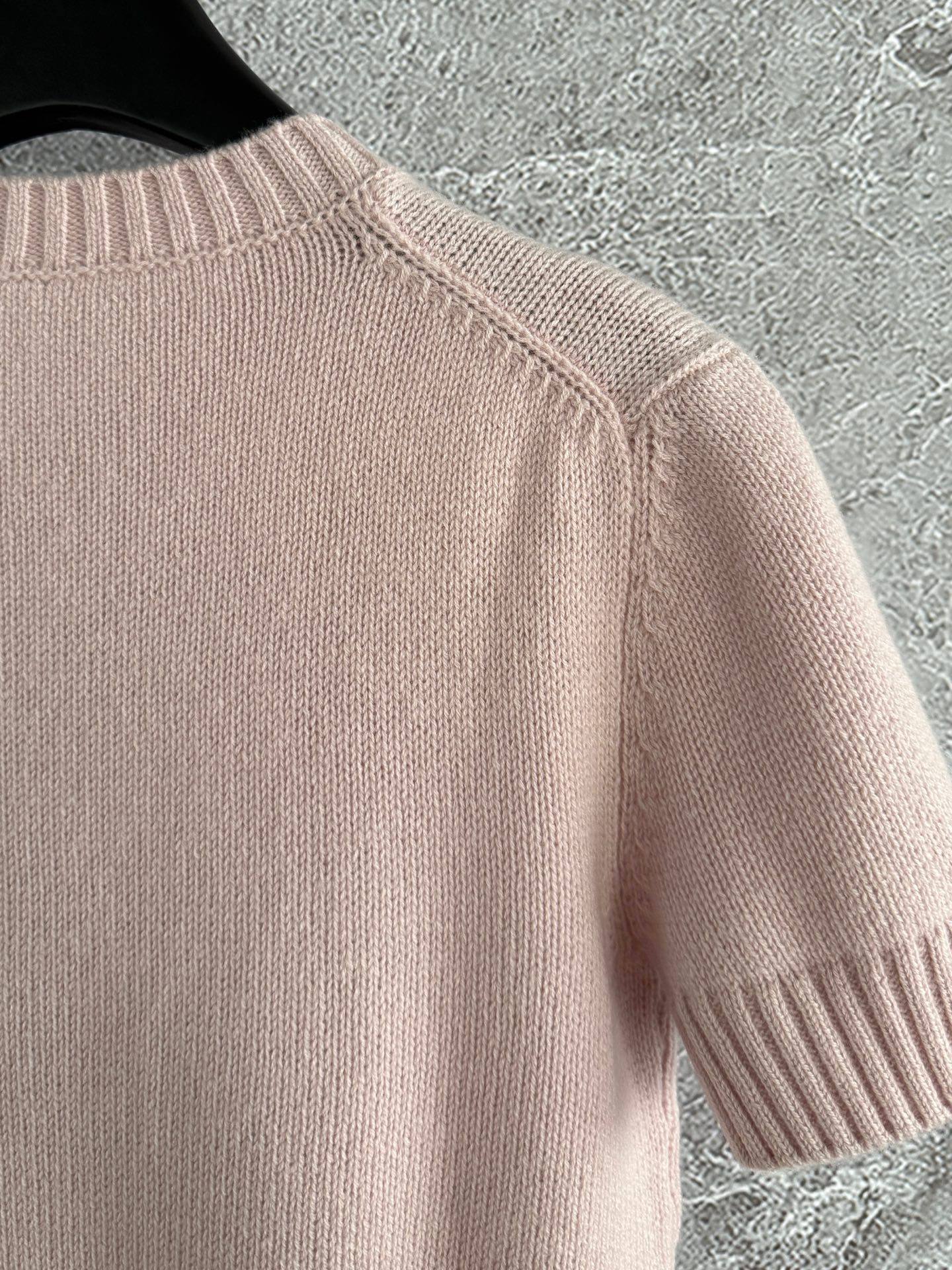 现货‼️‼️🛒款号80/粉色针织衫✨因为颜色特殊，所以都需要定染，上身尤其显肤白，糯叽叽的羊绒材质，亲肤