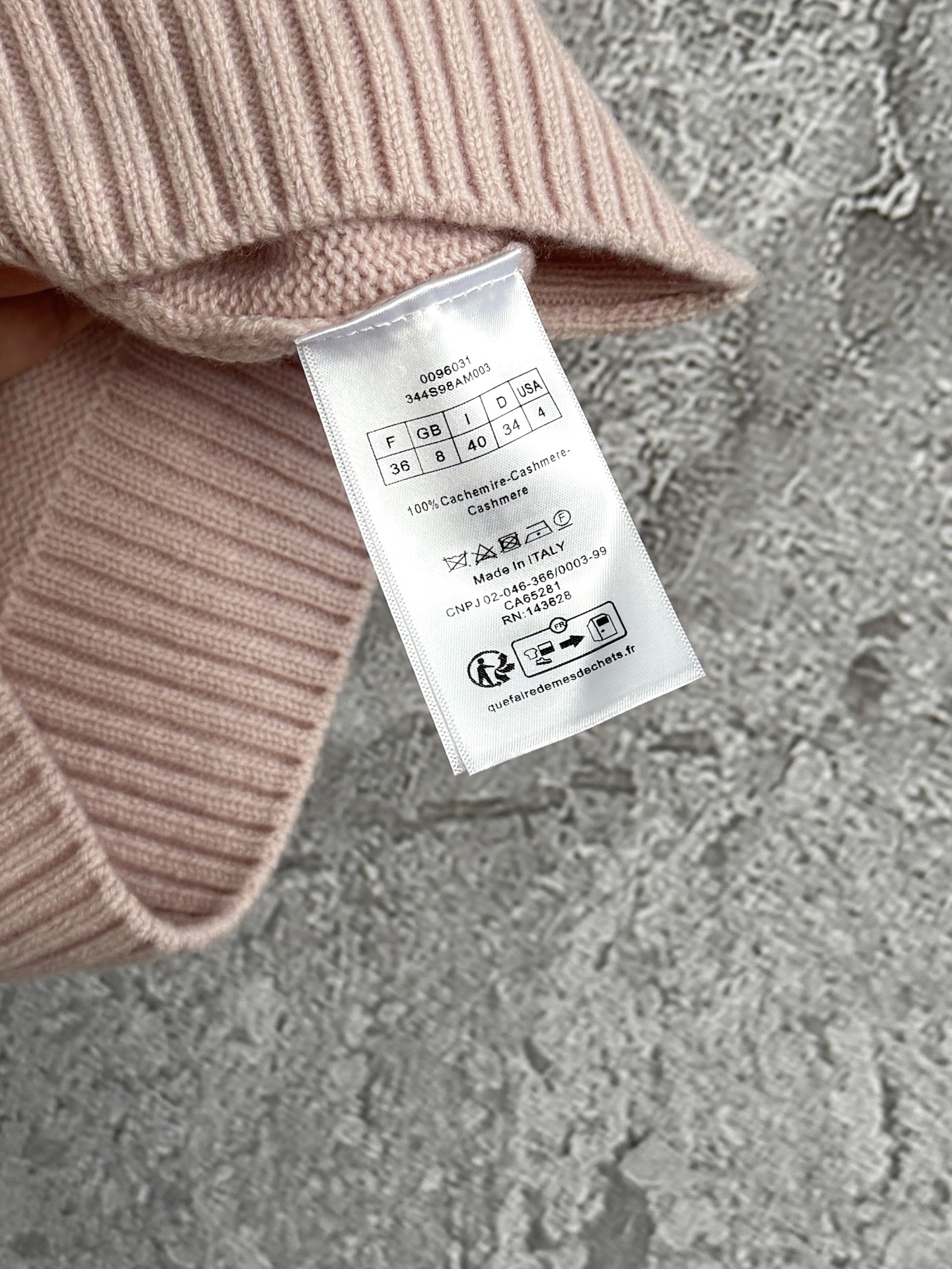 现货‼️‼️🛒款号80/粉色针织衫✨因为颜色特殊，所以都需要定染，上身尤其显肤白，糯叽叽的羊绒材质，亲肤