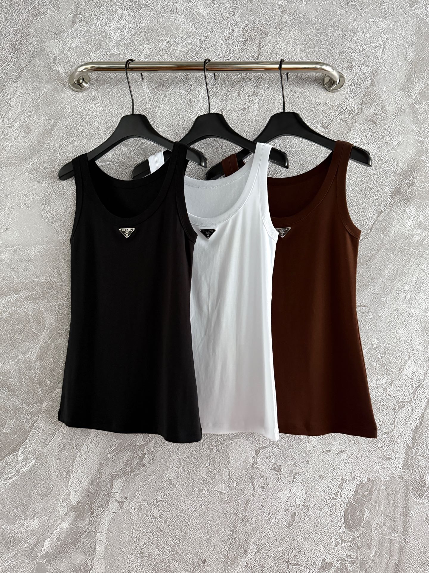 现货‼️‼️🛒款号1/三色经典背心✨螺纹工艺平纹针织背心，胸前三角标装饰，简简单单。很多品牌今年都出了背