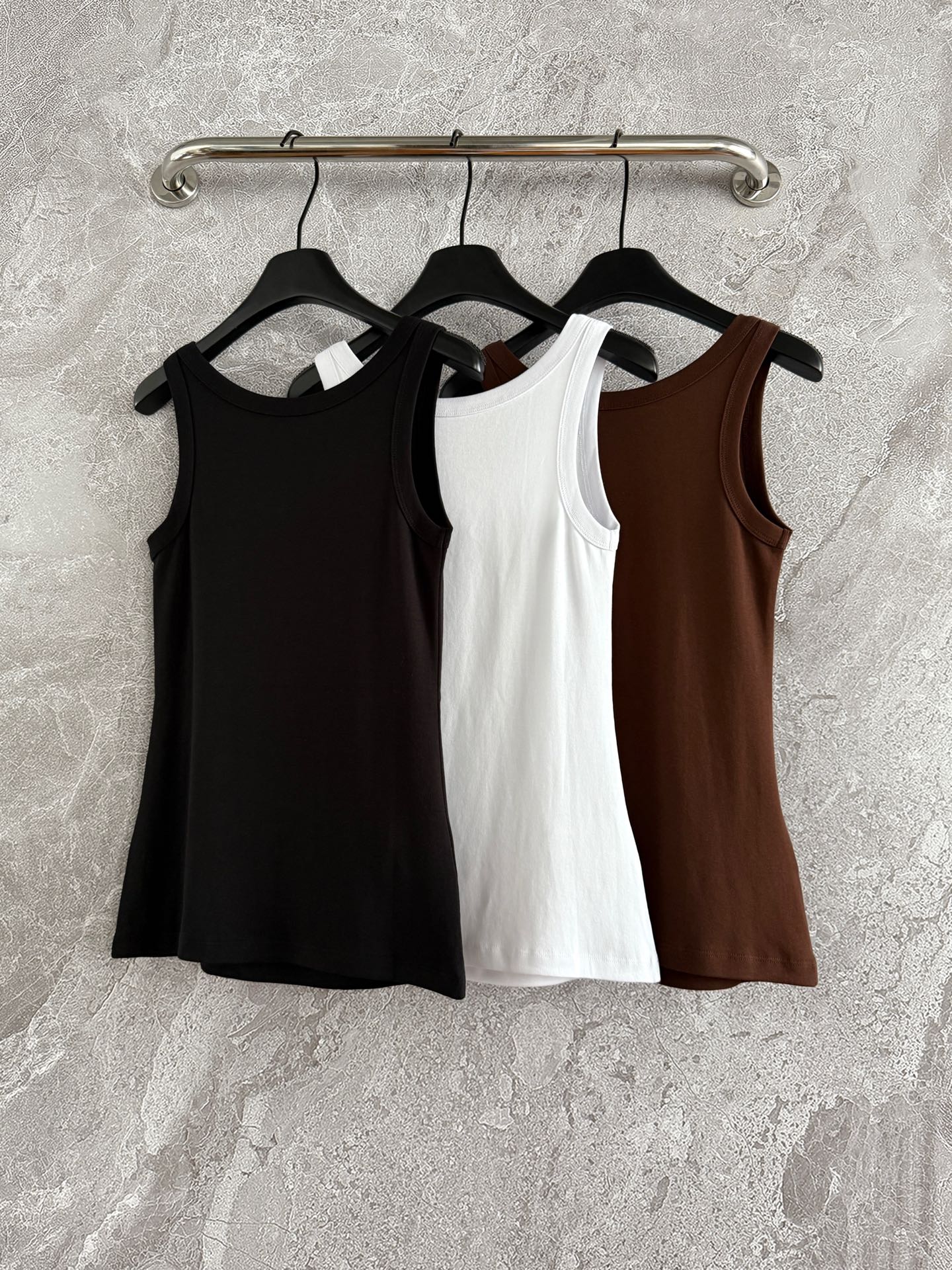 现货‼️‼️🛒款号1/三色经典背心✨螺纹工艺平纹针织背心，胸前三角标装饰，简简单单。很多品牌今年都出了背