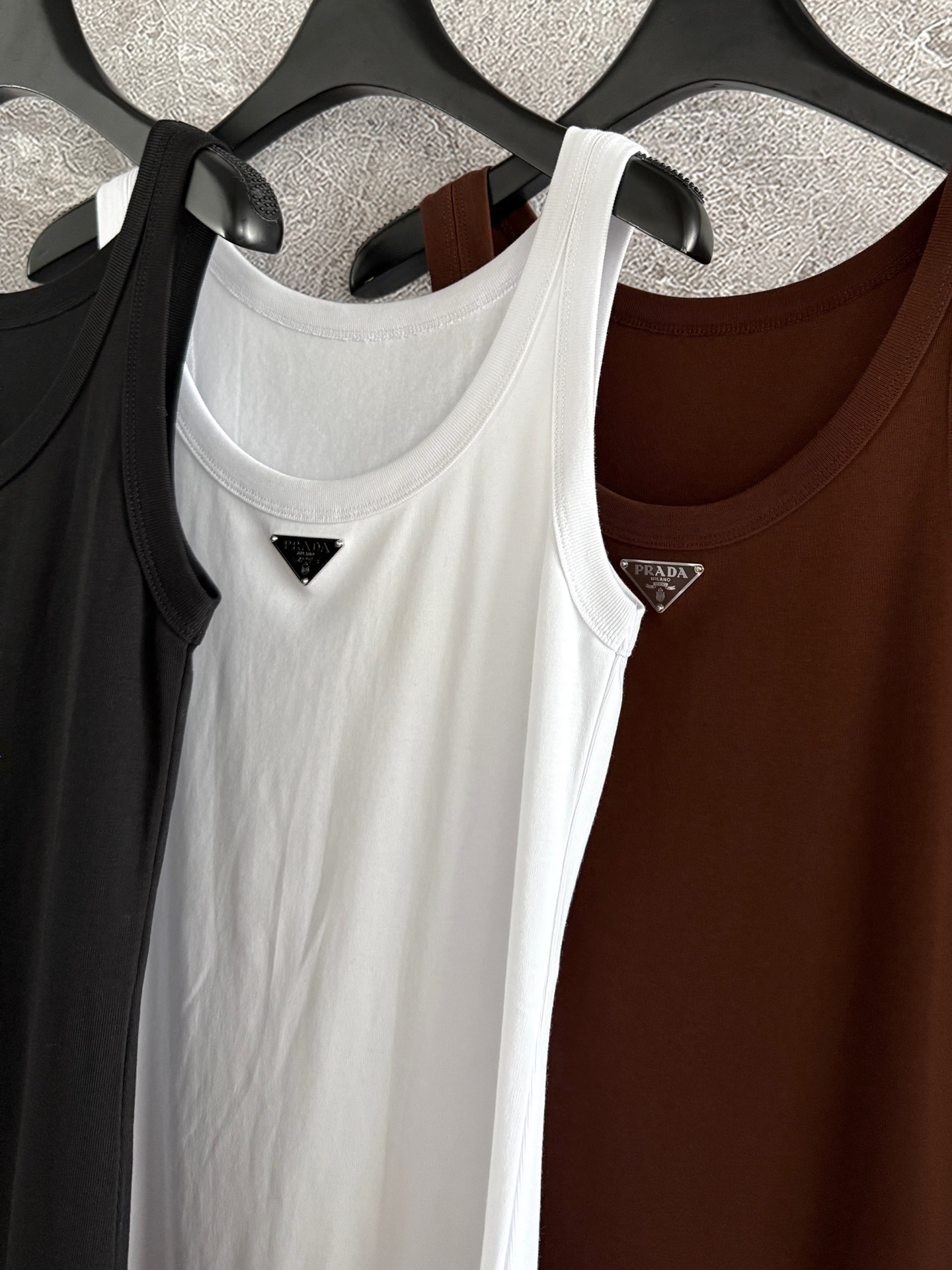 现货‼️‼️🛒款号1/三色经典背心✨螺纹工艺平纹针织背心，胸前三角标装饰，简简单单。很多品牌今年都出了背