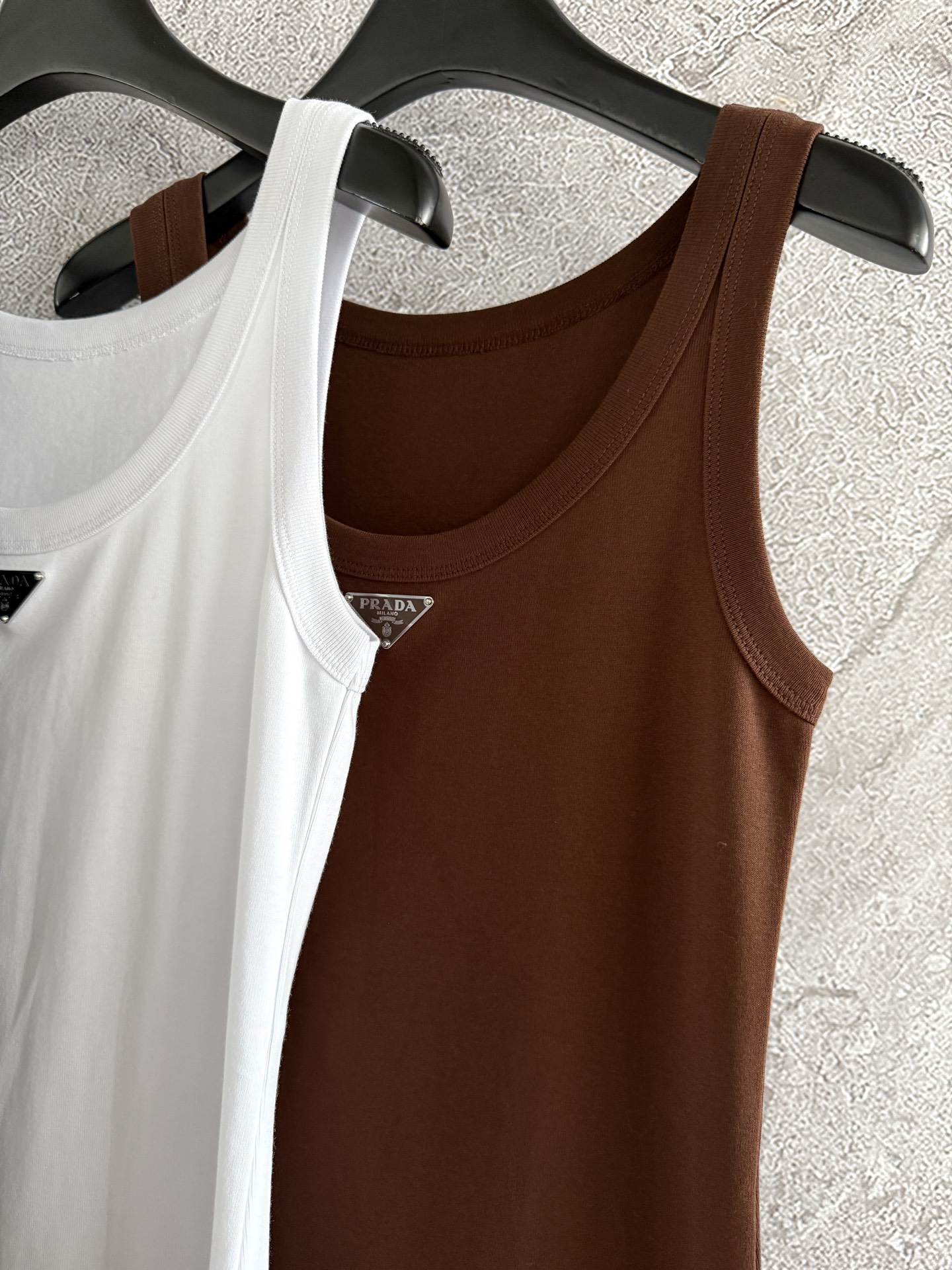 现货‼️‼️🛒款号1/三色经典背心✨螺纹工艺平纹针织背心，胸前三角标装饰，简简单单。很多品牌今年都出了背