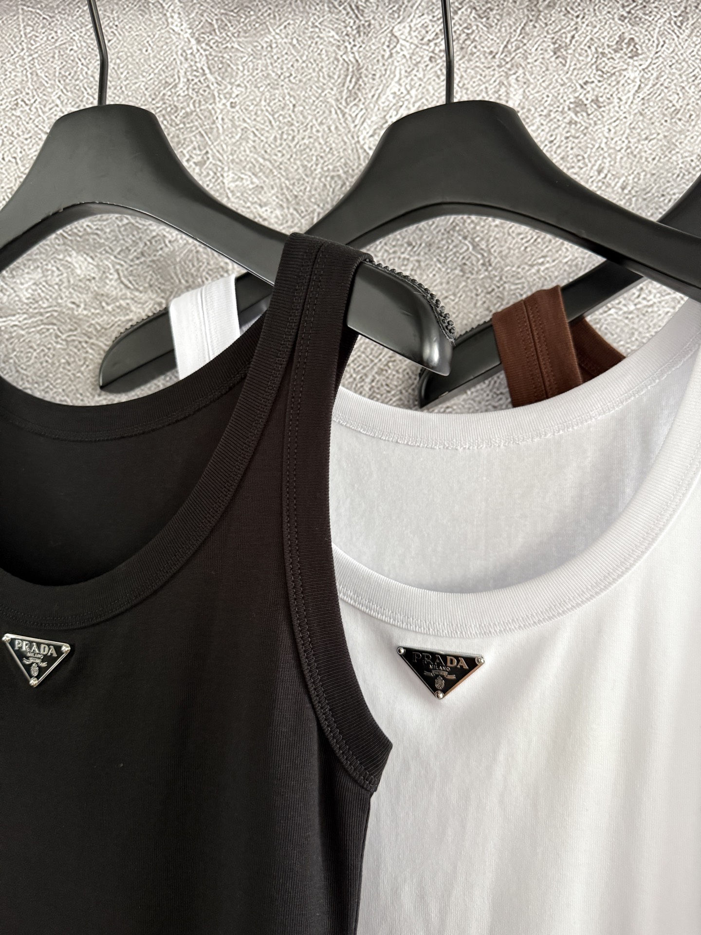 现货‼️‼️🛒款号1/三色经典背心✨螺纹工艺平纹针织背心，胸前三角标装饰，简简单单。很多品牌今年都出了背