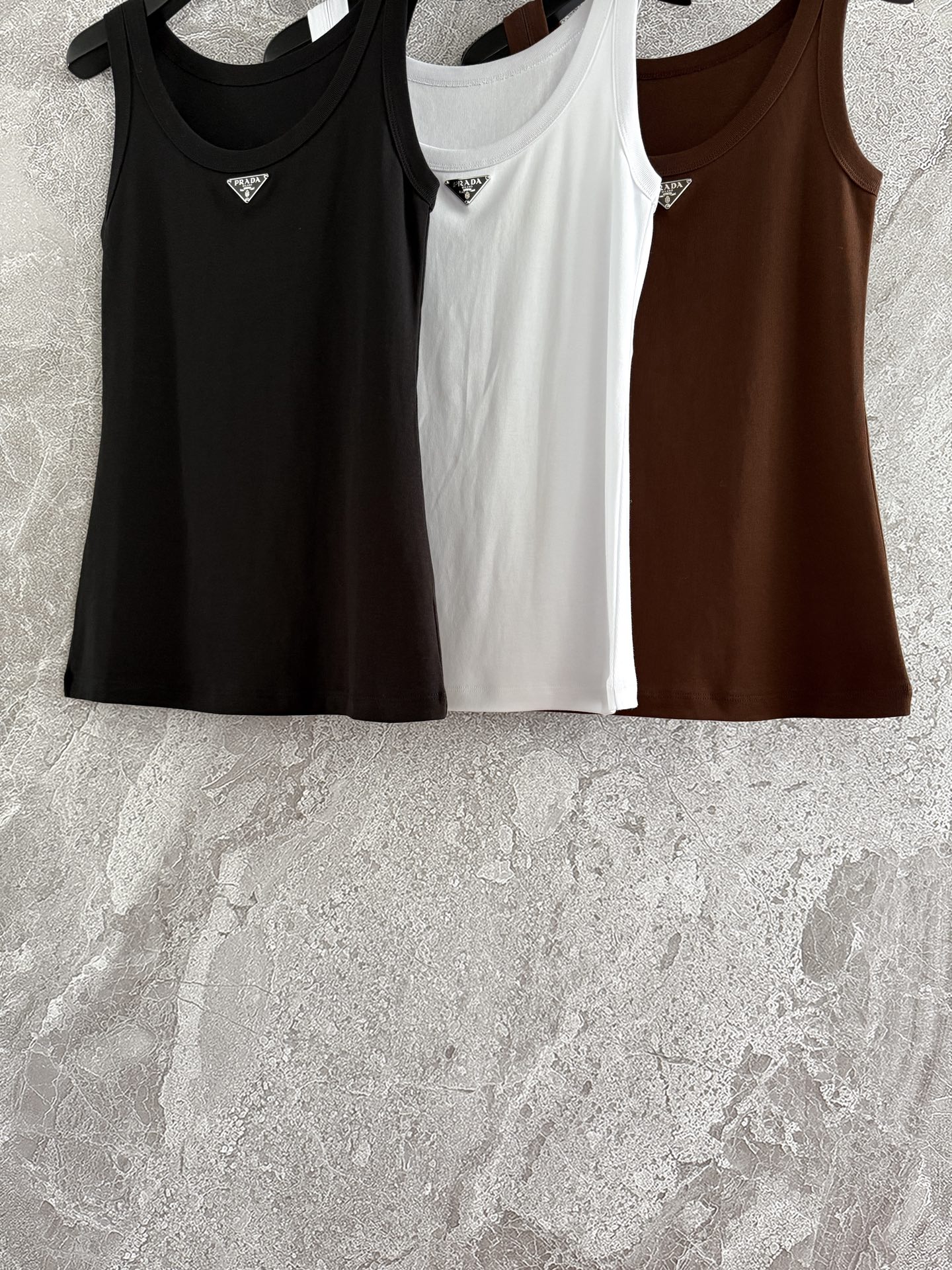 现货‼️‼️🛒款号1/三色经典背心✨螺纹工艺平纹针织背心，胸前三角标装饰，简简单单。很多品牌今年都出了背